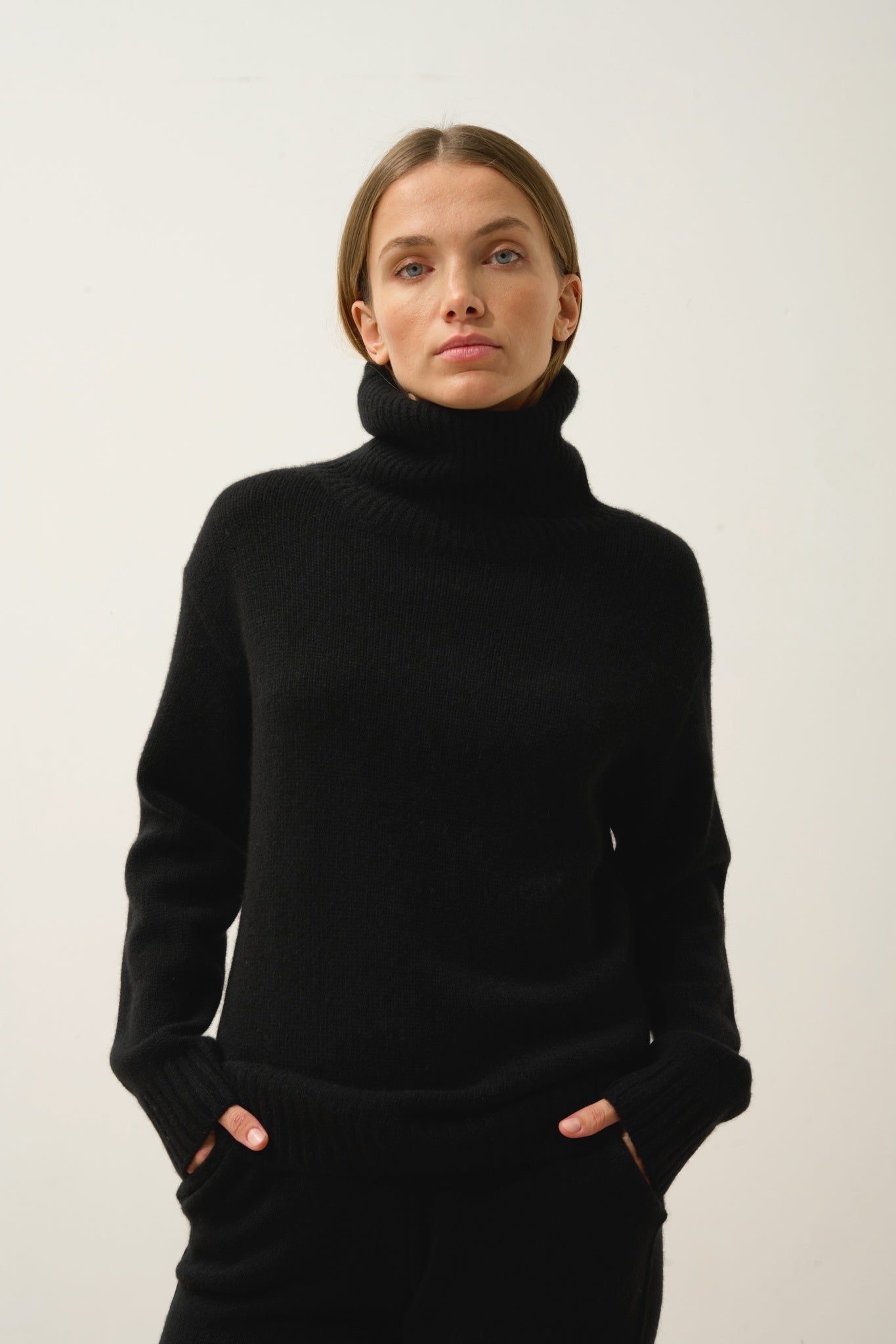 ISERIA pull col roulé 4 fils noir