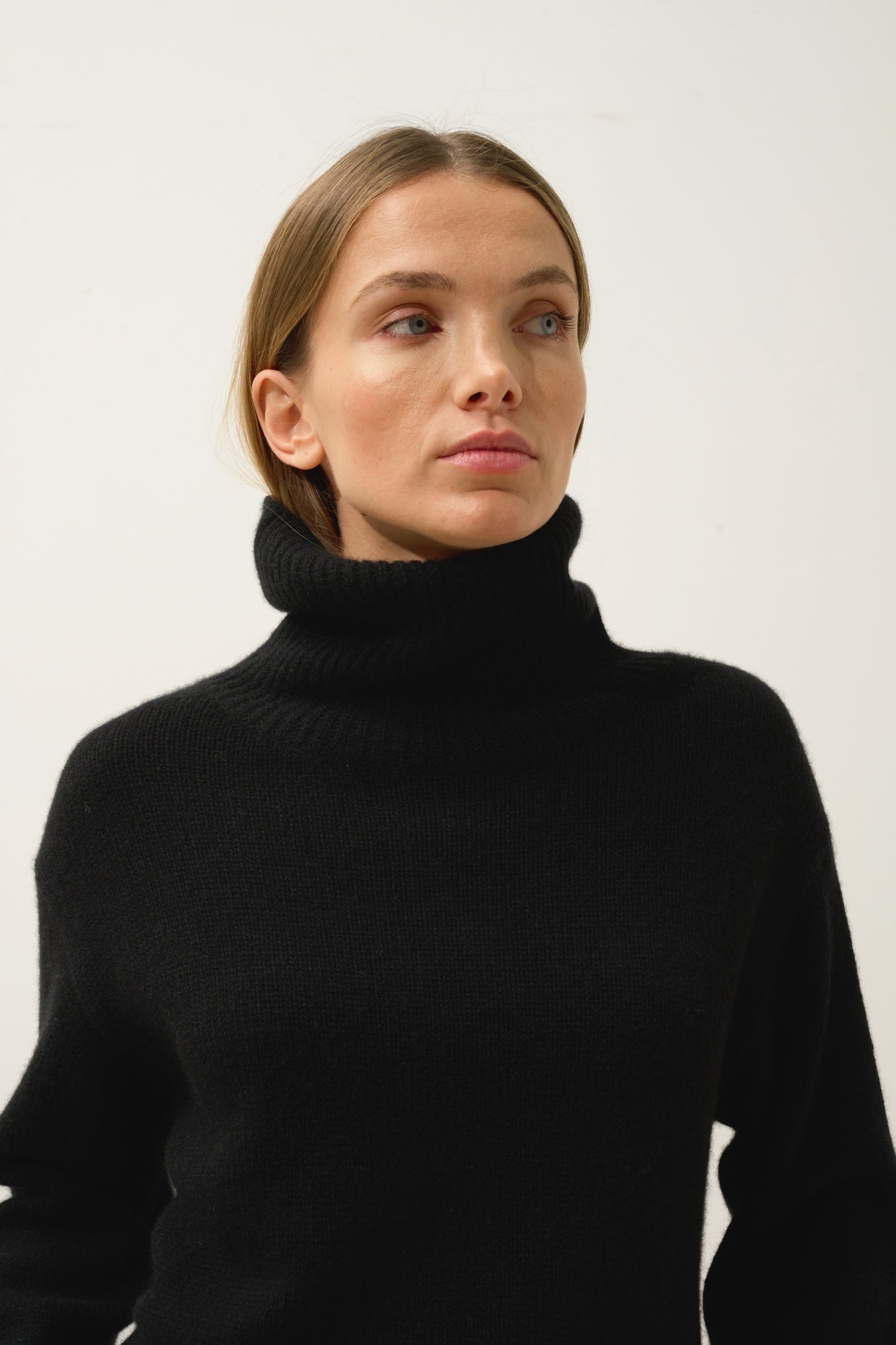 ISERIA pull col roulé 4 fils noir