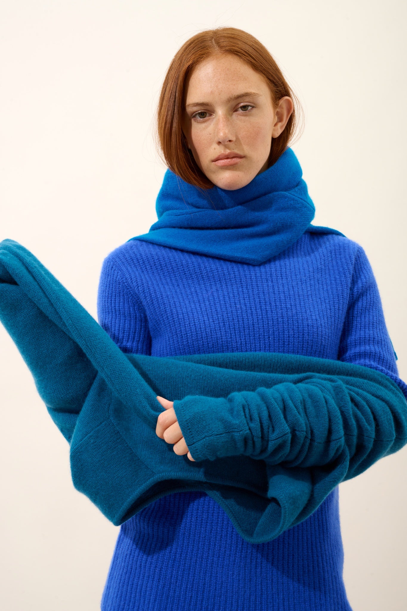 ISOLDE pull col roulé 4 fils bleu persan