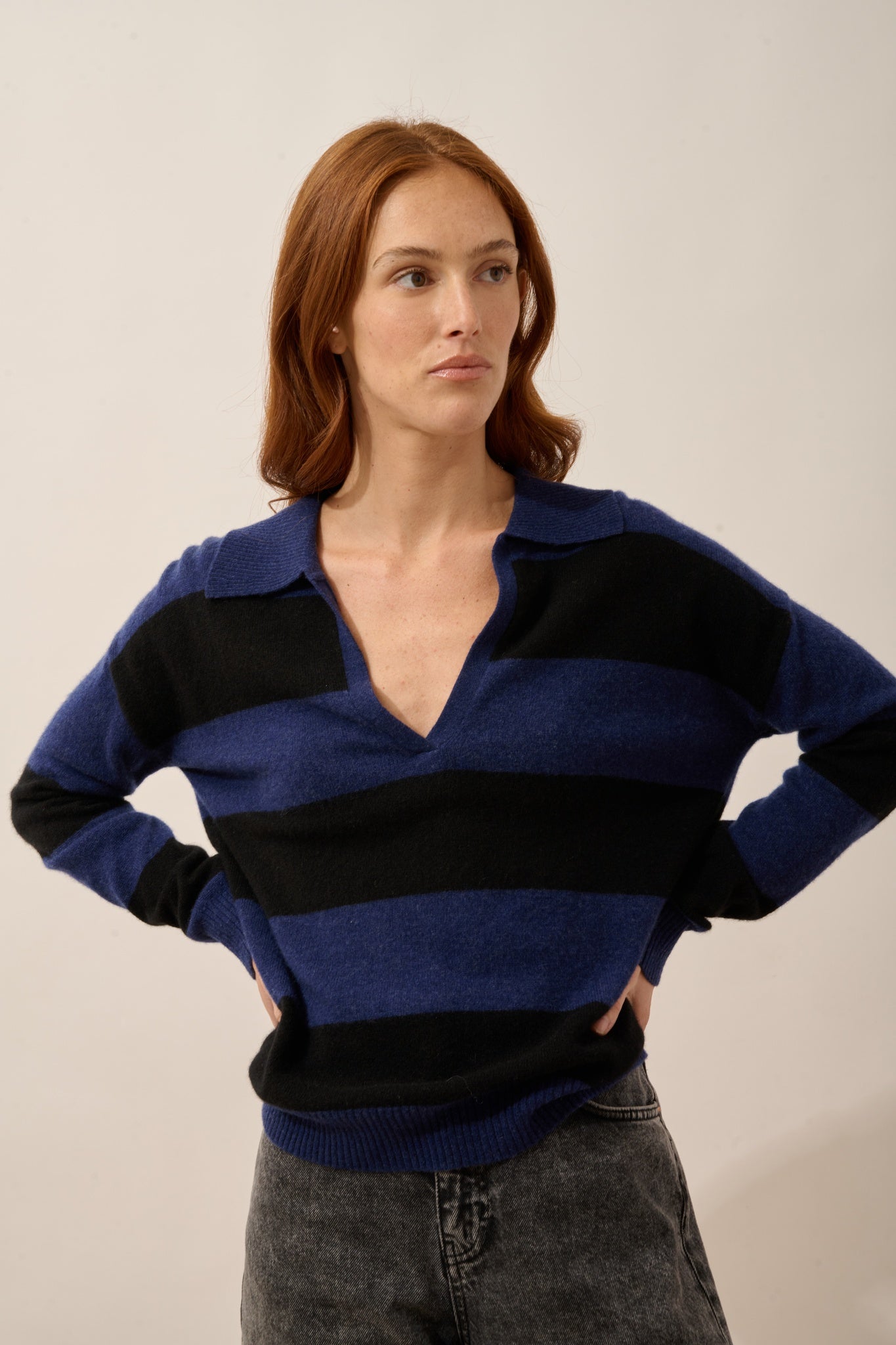 IVANA polo col v croisé bi-color bleu nuit/noir