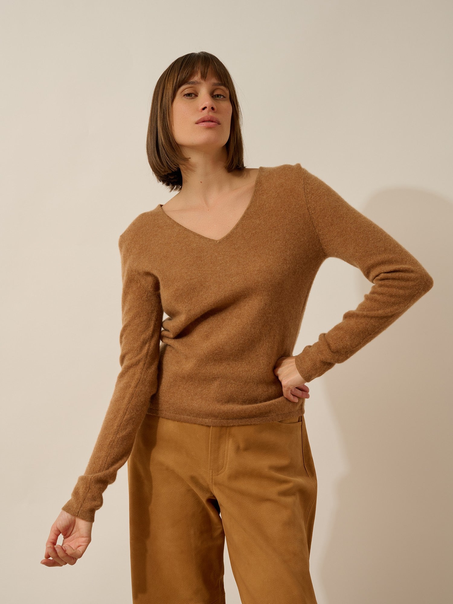 Joan V-neck sweater in hazelnut brown