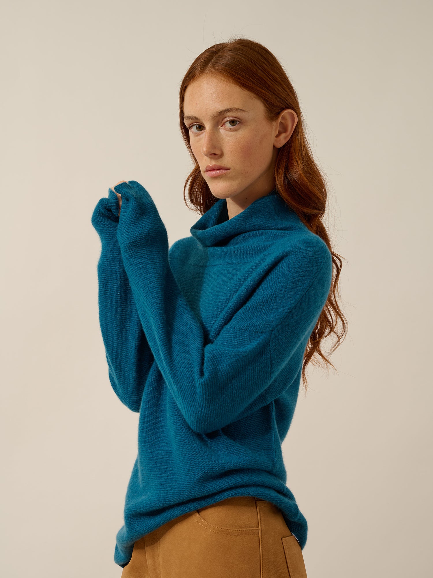 BLANTYRE pull col roulé paon