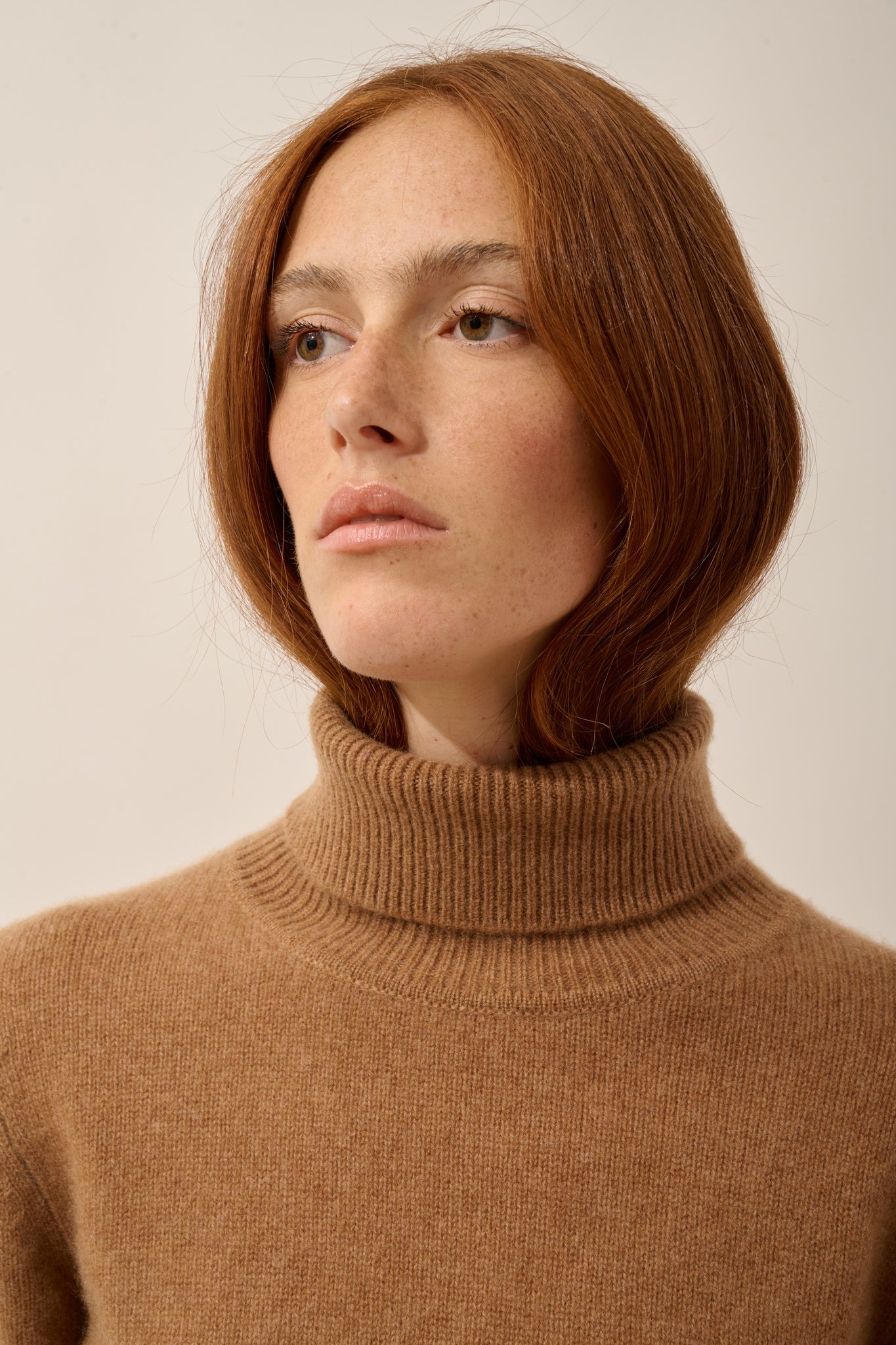 JUNE pull col roulé 4 fils noisette