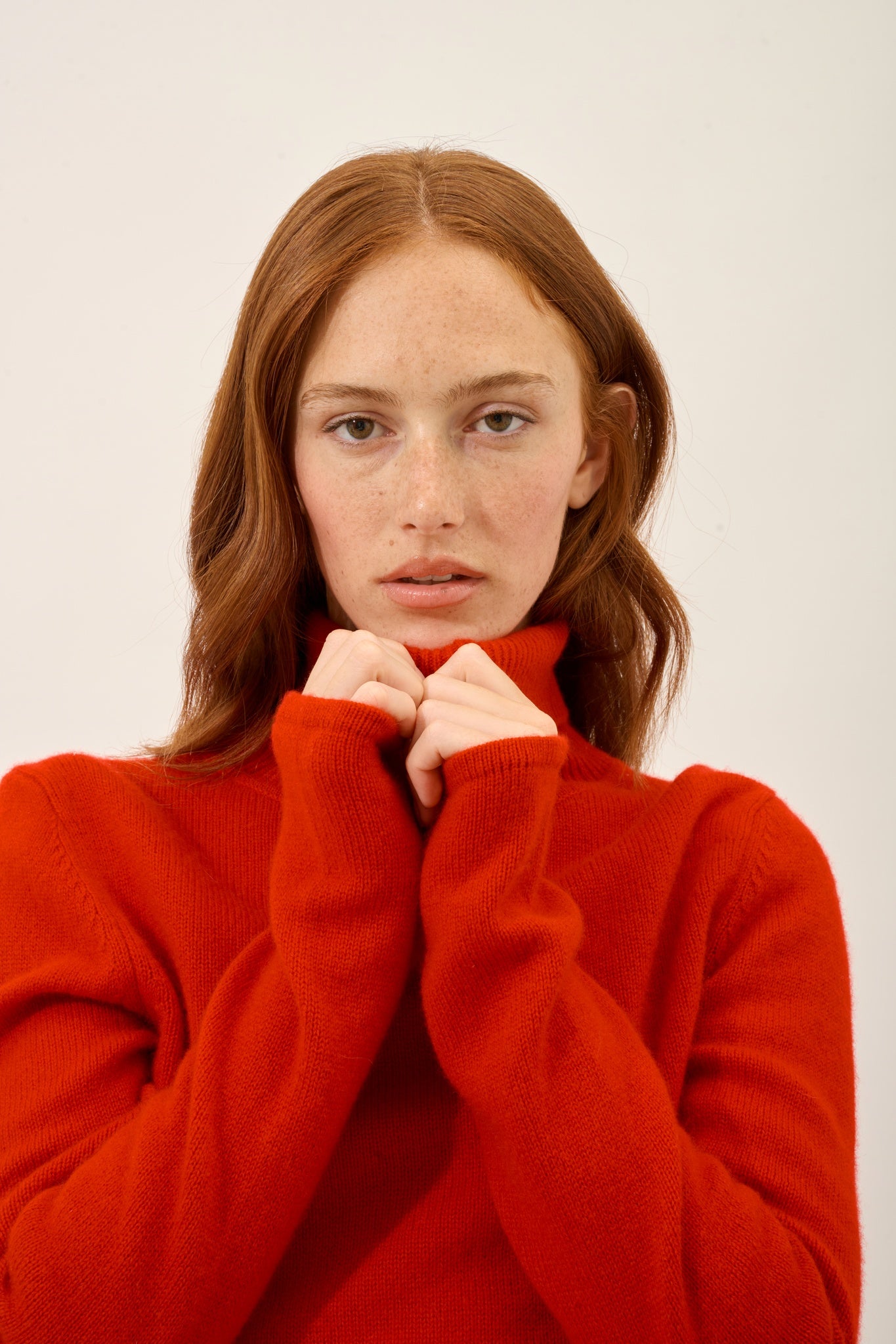 JUNE pull col roulé rouge