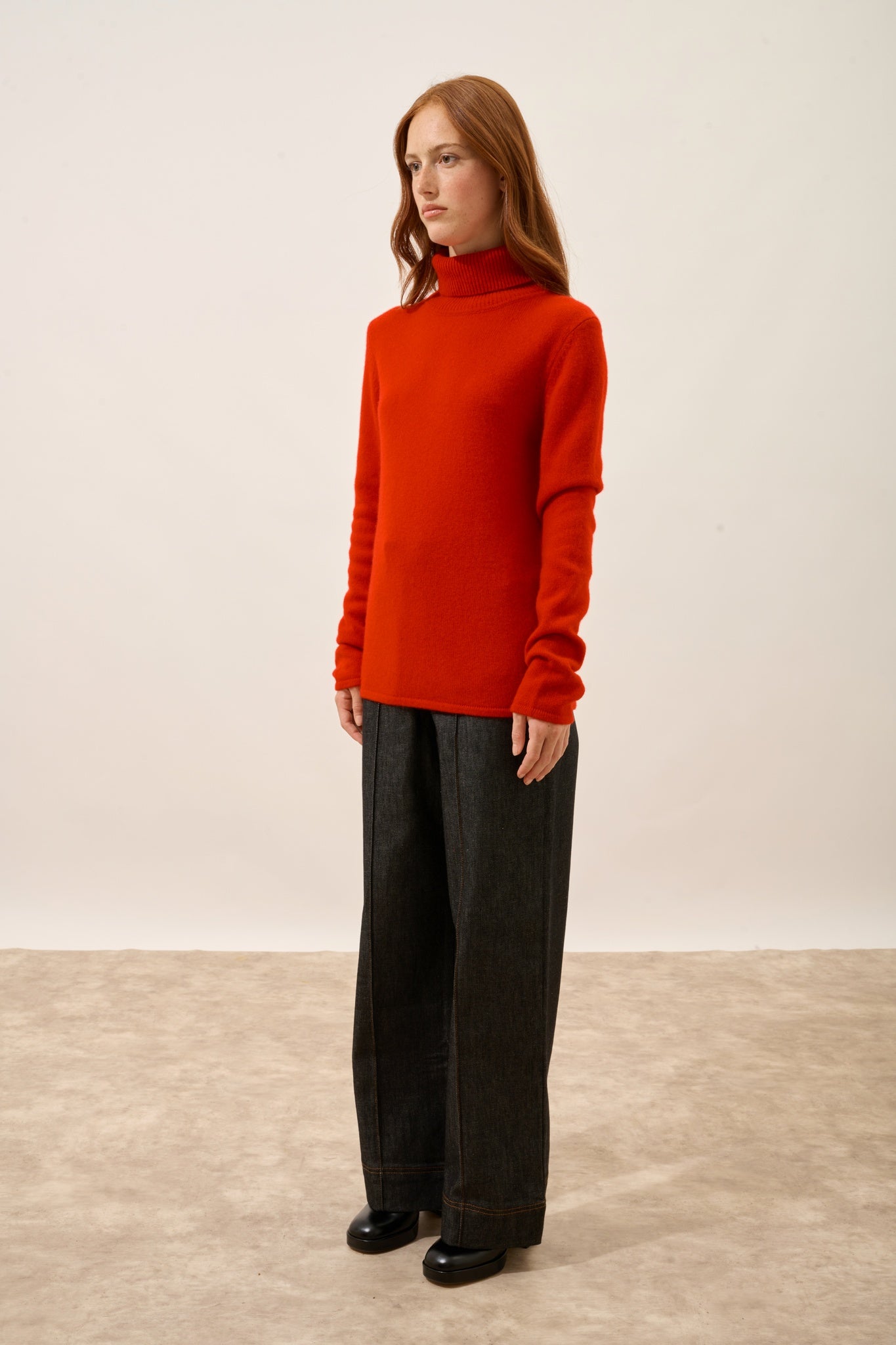 JUNE pull col roulé rouge