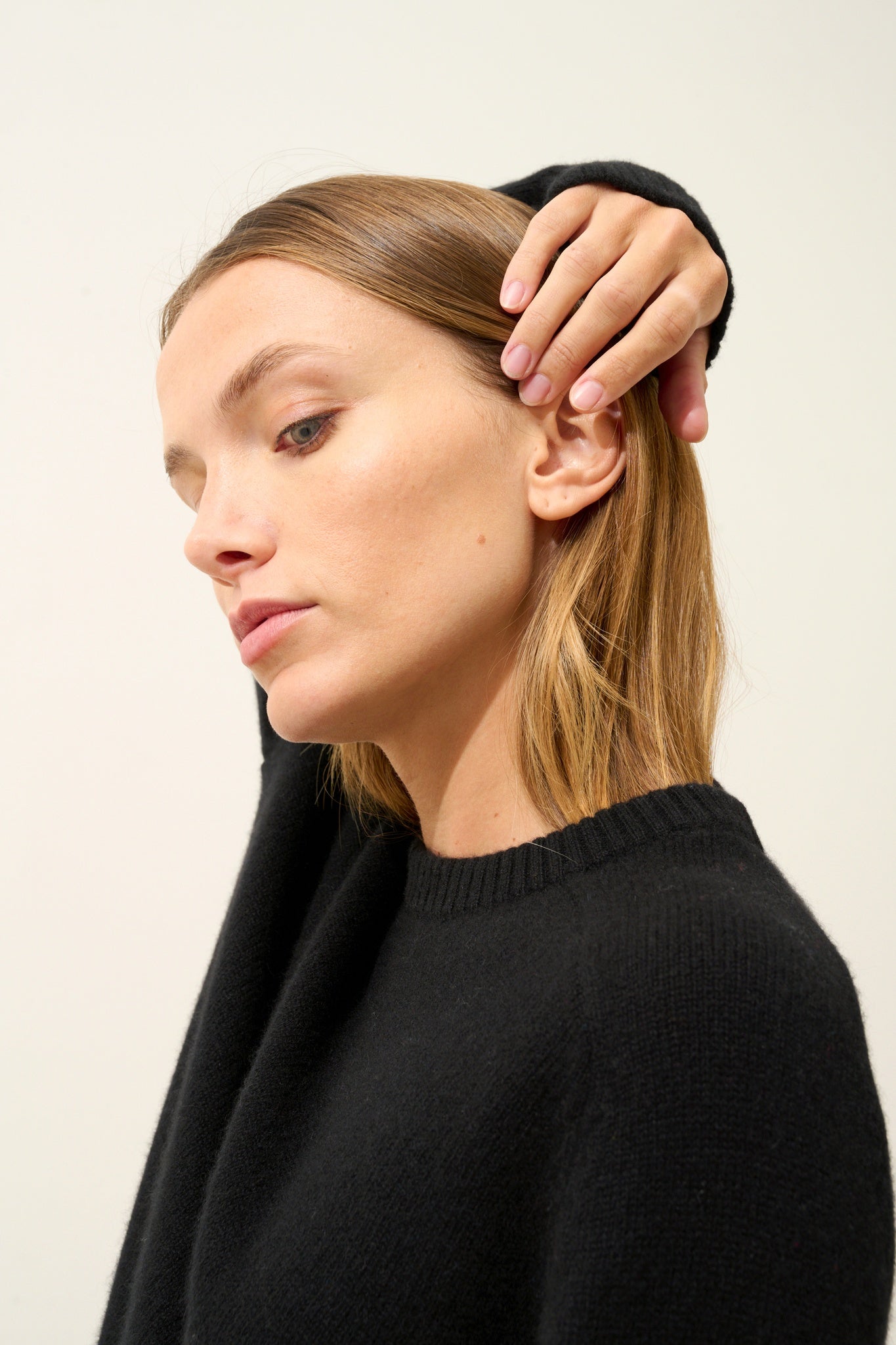 LAVINIA black 4-ply round neck sweater