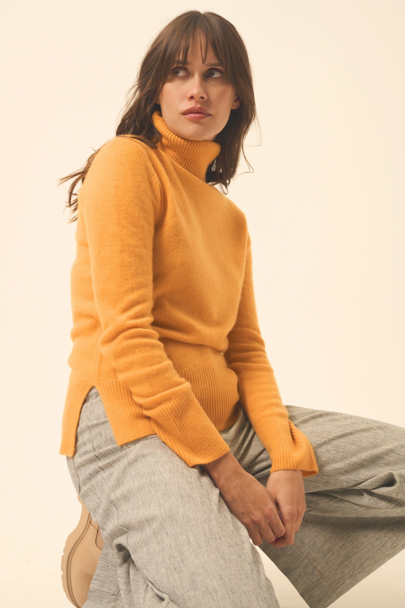 LEXIE pull col roulé curcuma