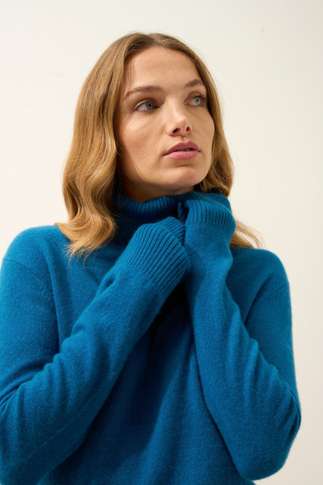 LEXIE pull col roulé paon