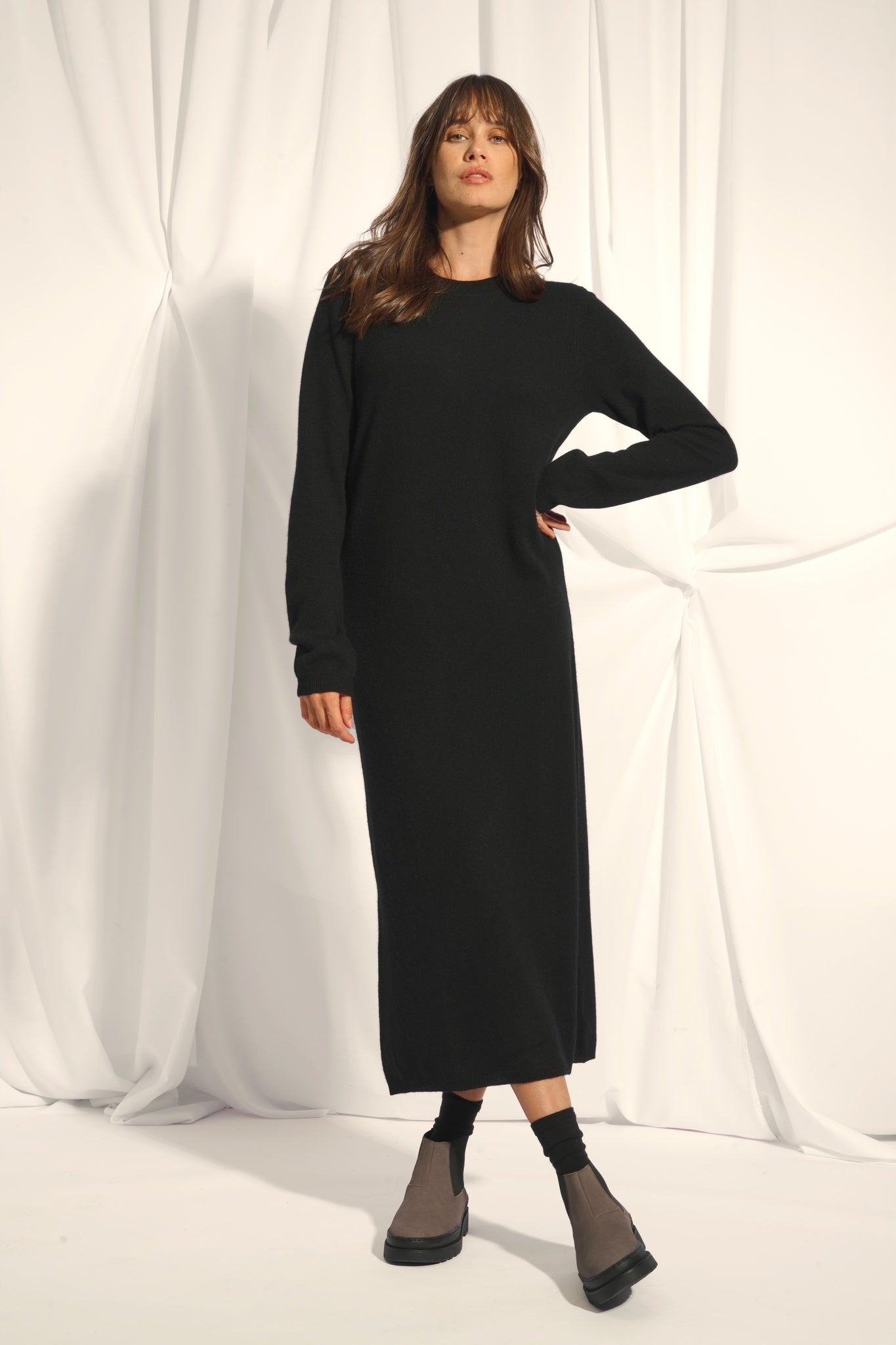 LINA black round-neck dress