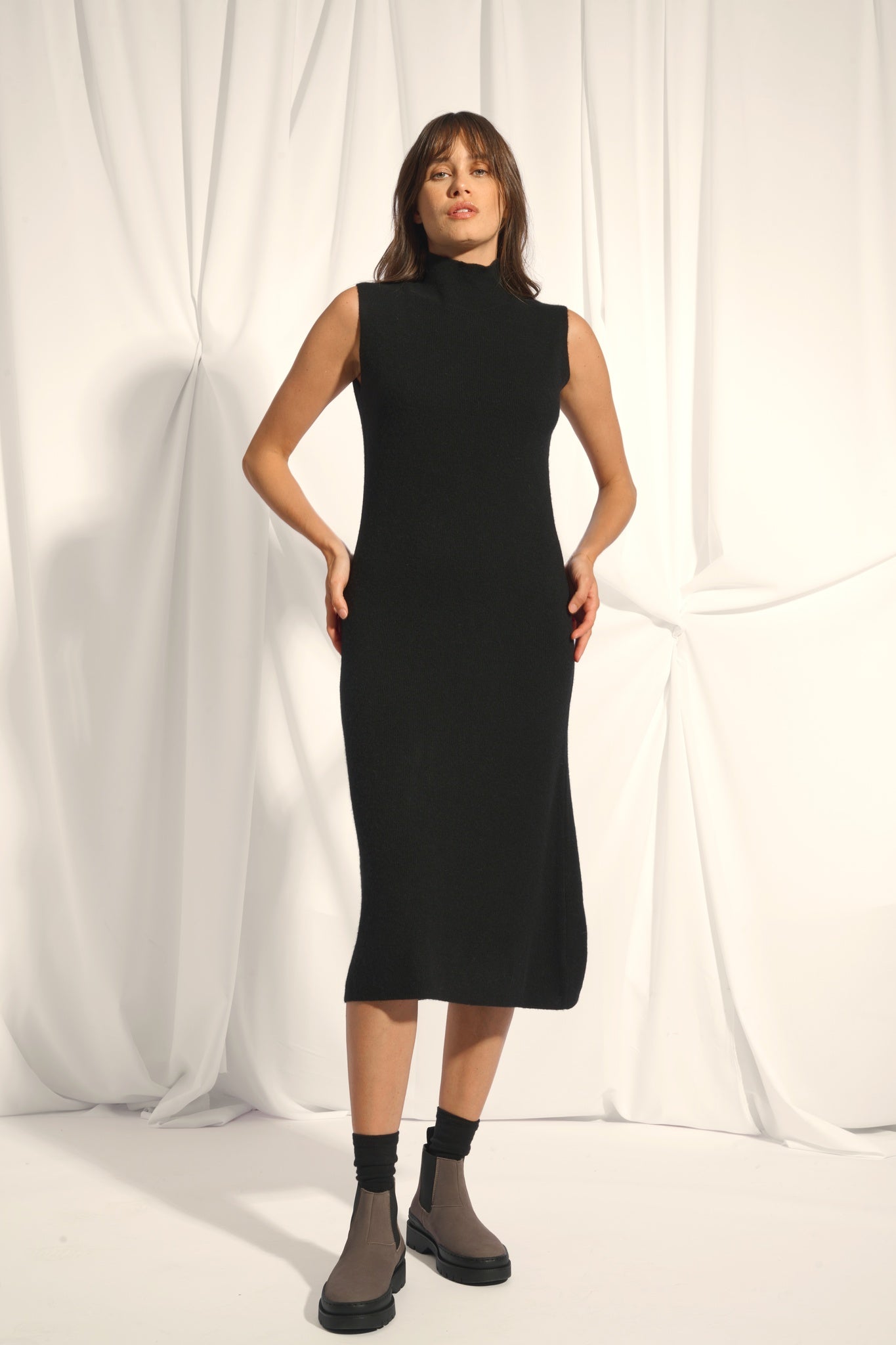 LOLA robe col montant noir