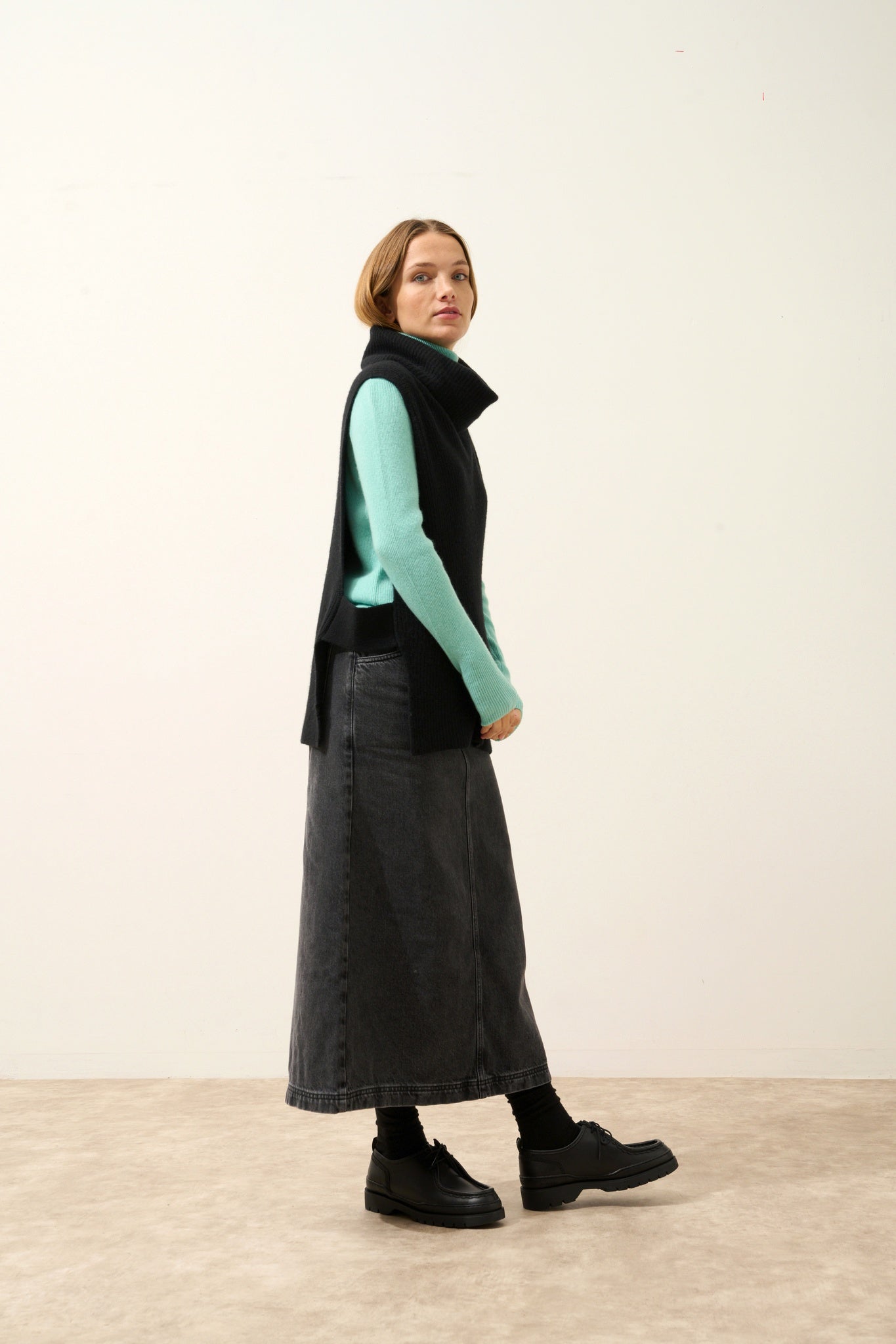 LOU cape col roulé noir