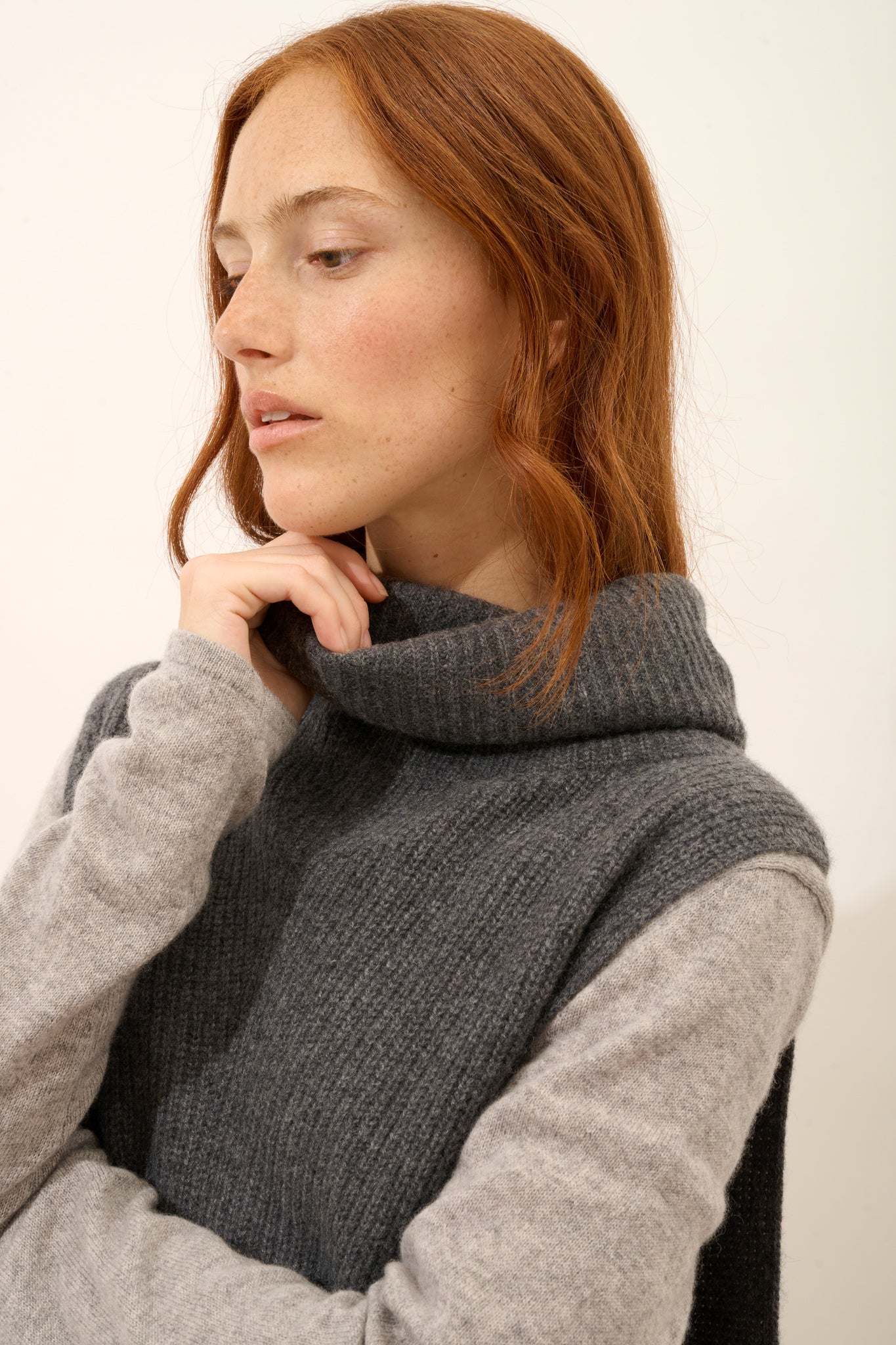 LOU cape col roulé sans manches 4 fils anthracite chiné