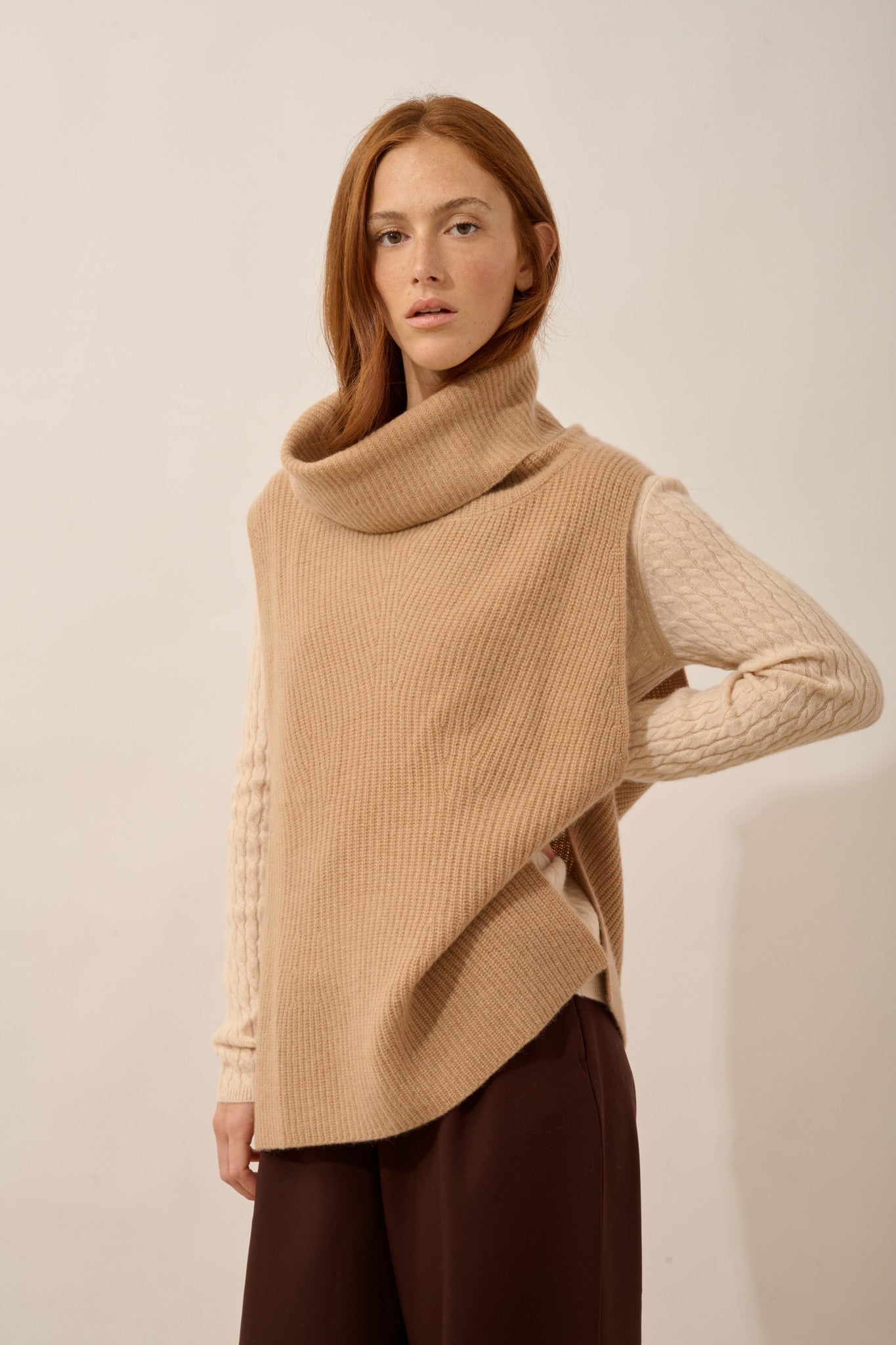 lou cape col roulé sans manches 4 fils sahara