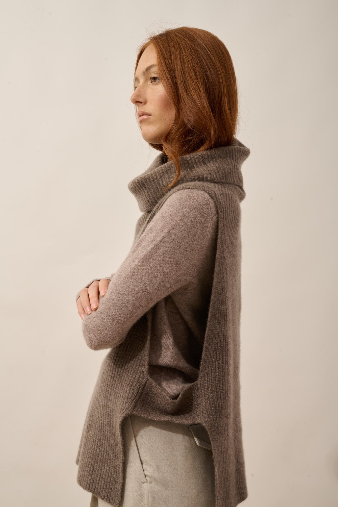 LOU cape col roulé sans manches 4 fils taupe chiné