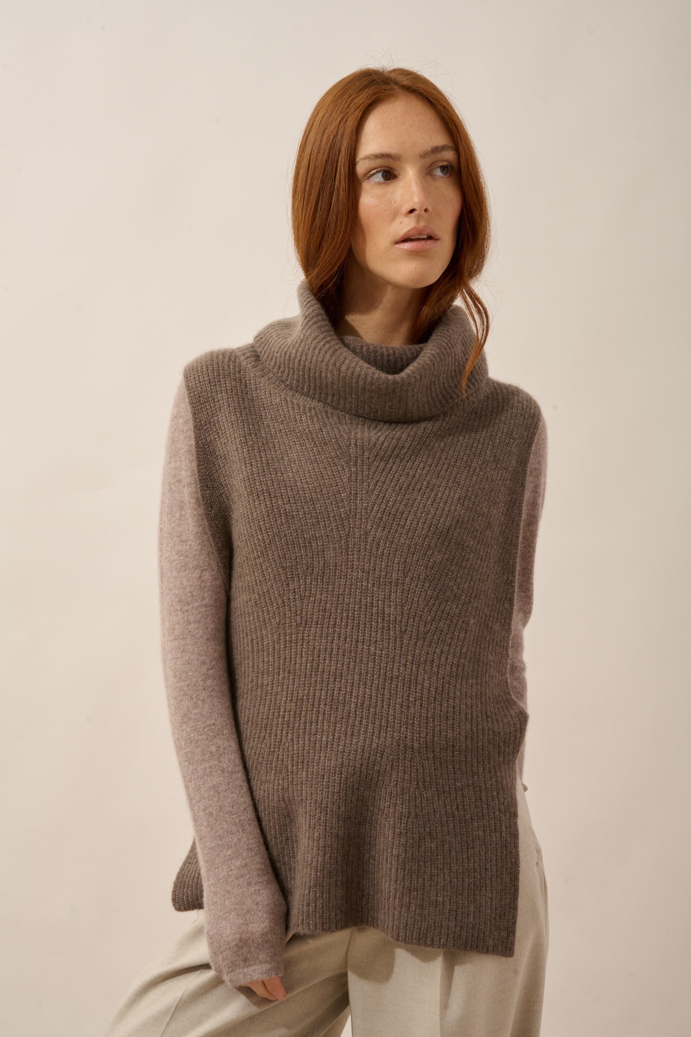 LOU cape col roulé sans manches 4 fils taupe chiné