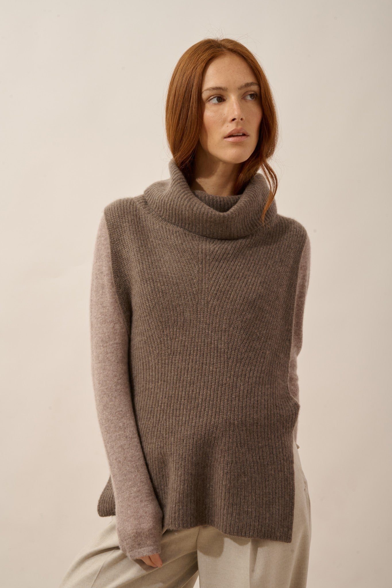 lou cape col roulé sans manches 4 fils taupe chiné