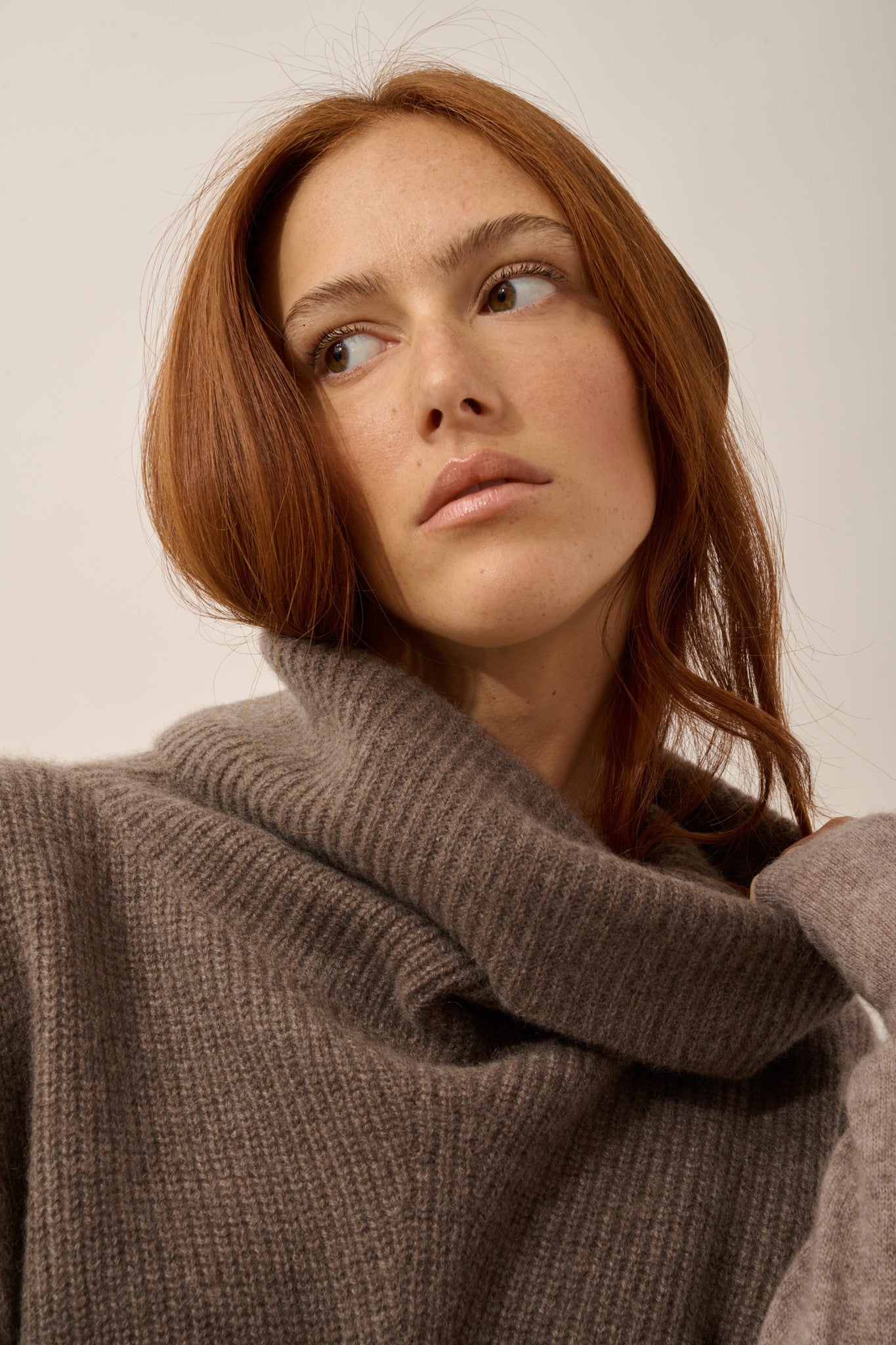 lou cape col roulé sans manches 4 fils taupe chiné