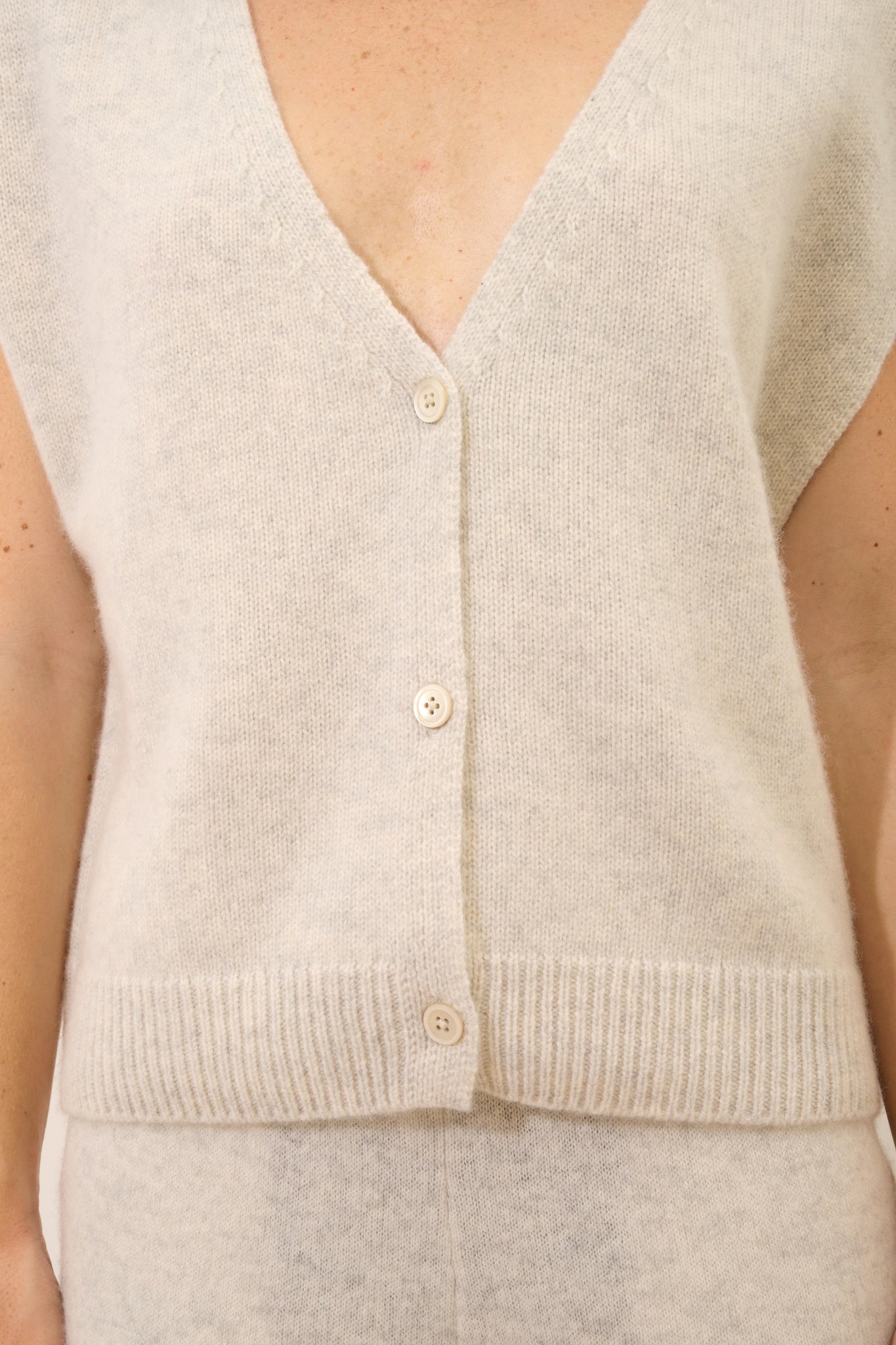 LUCINDA cardigan col v sans manches 6 fils gris perle chiné