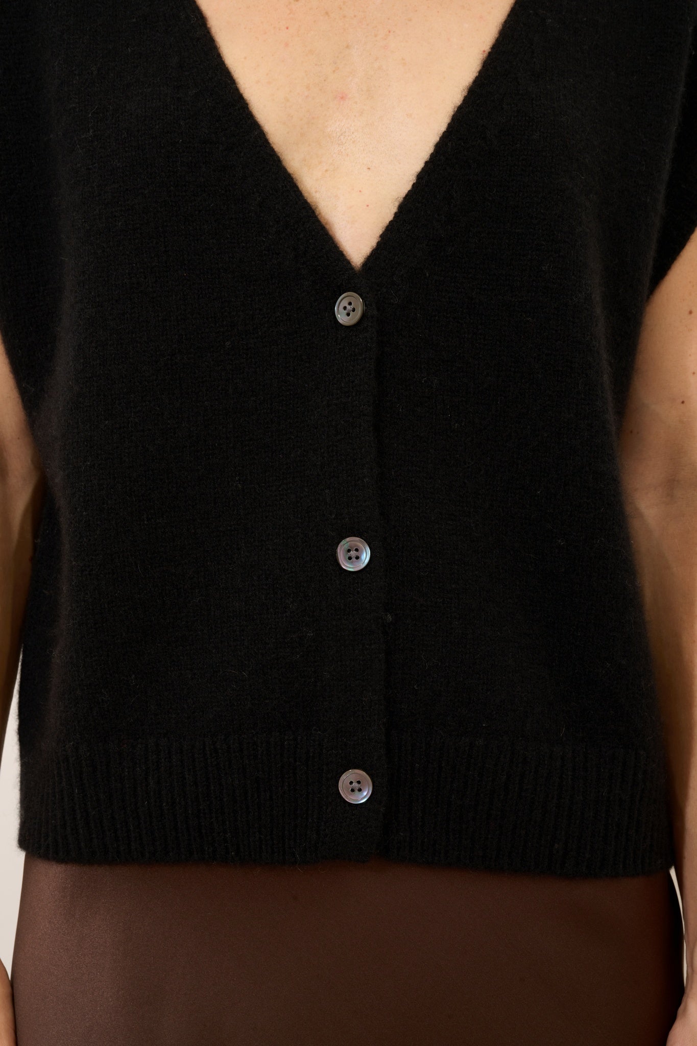 LUCINDA cardigan col v sans manches 6 fils noir