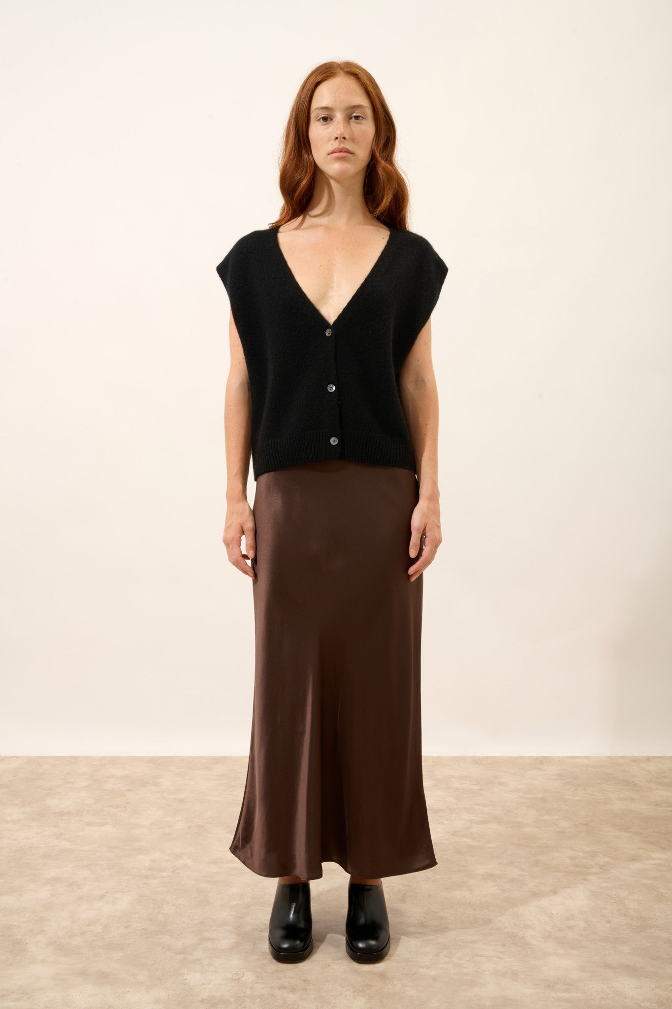 lucinda cardigan col v sans manches 6 fils noir 100% cachemire