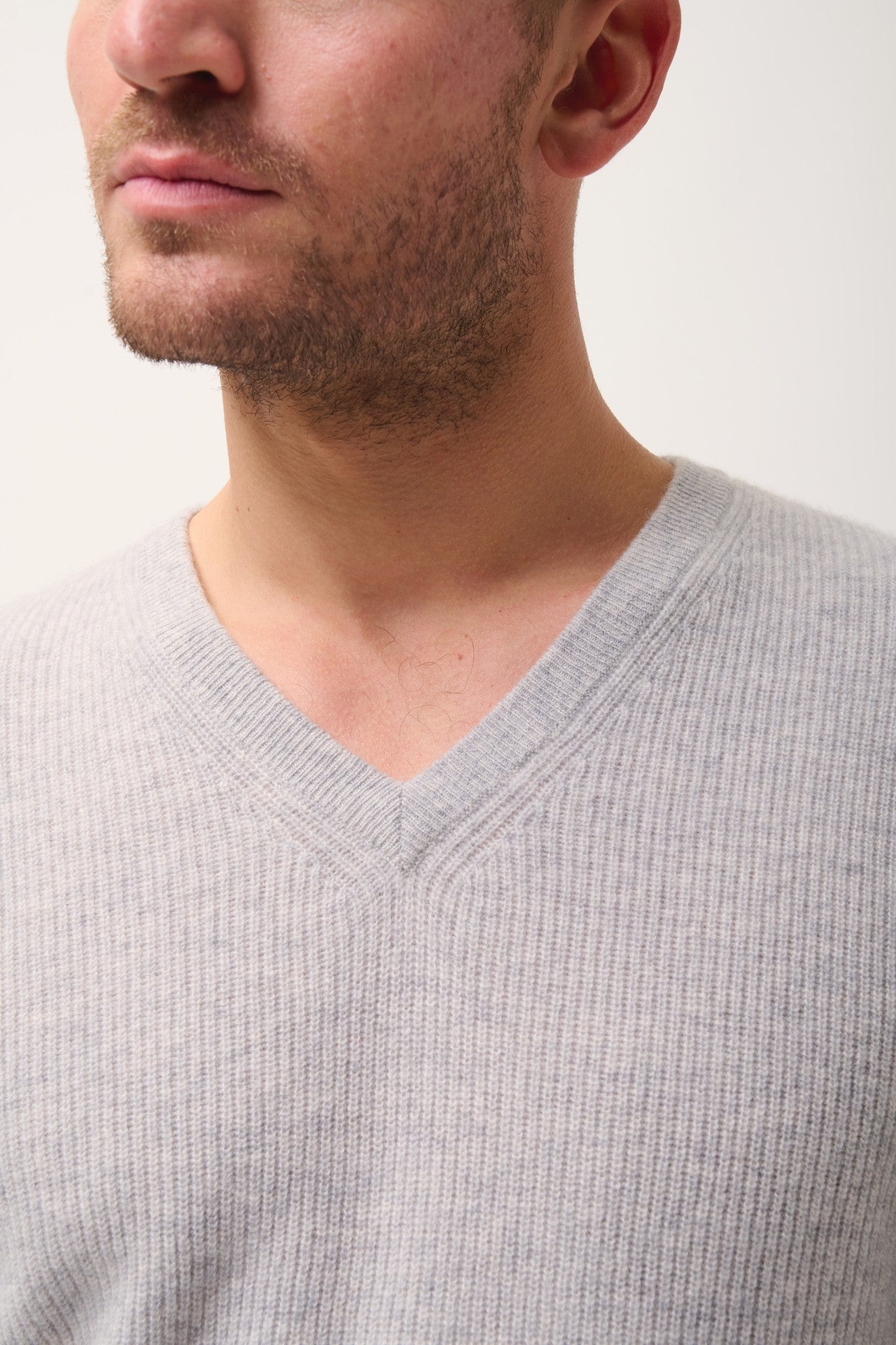 mevron pull col v gris clair chiné 100% cachemire