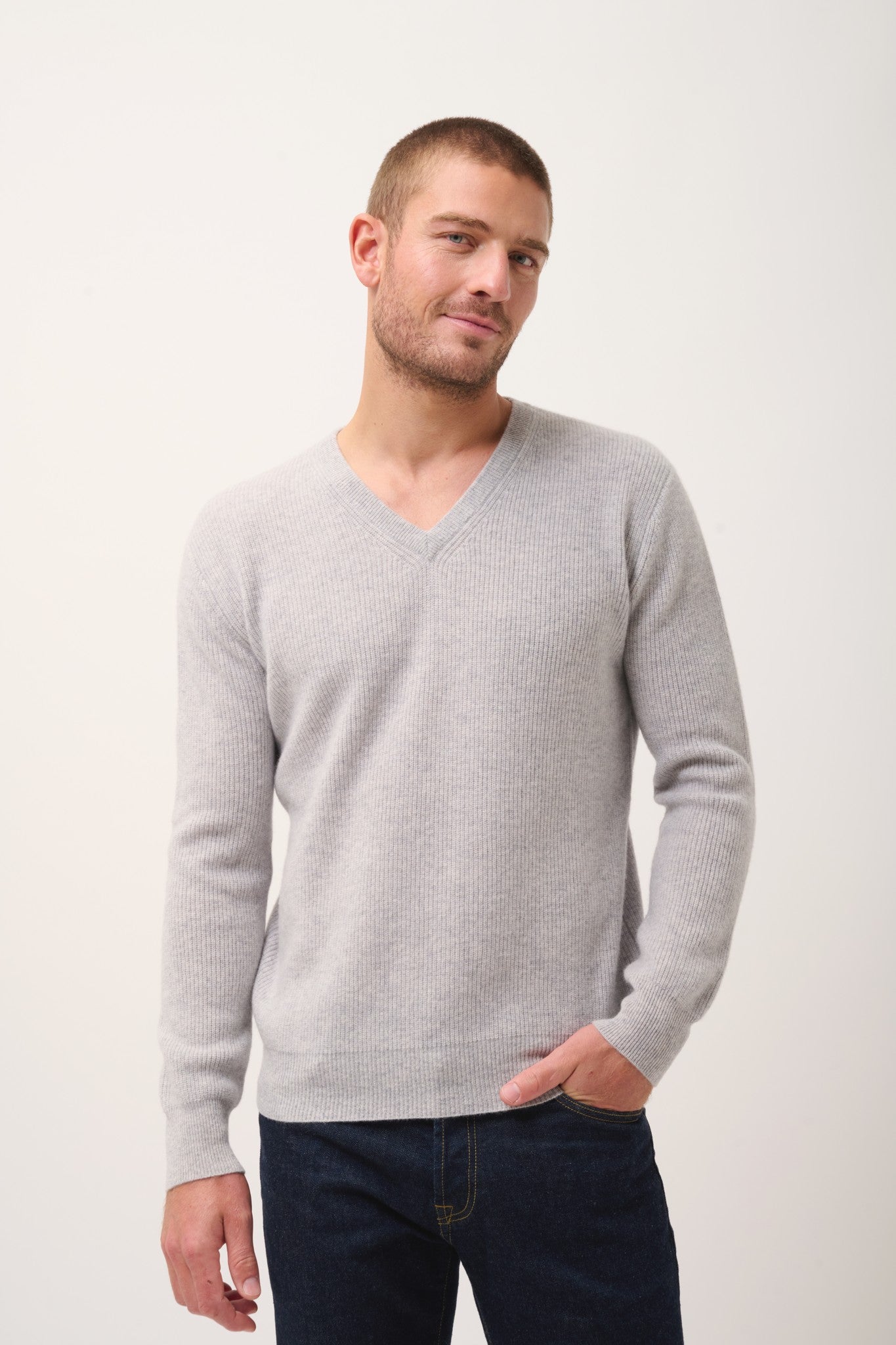mevron pull col v gris clair chiné 100% cachemire