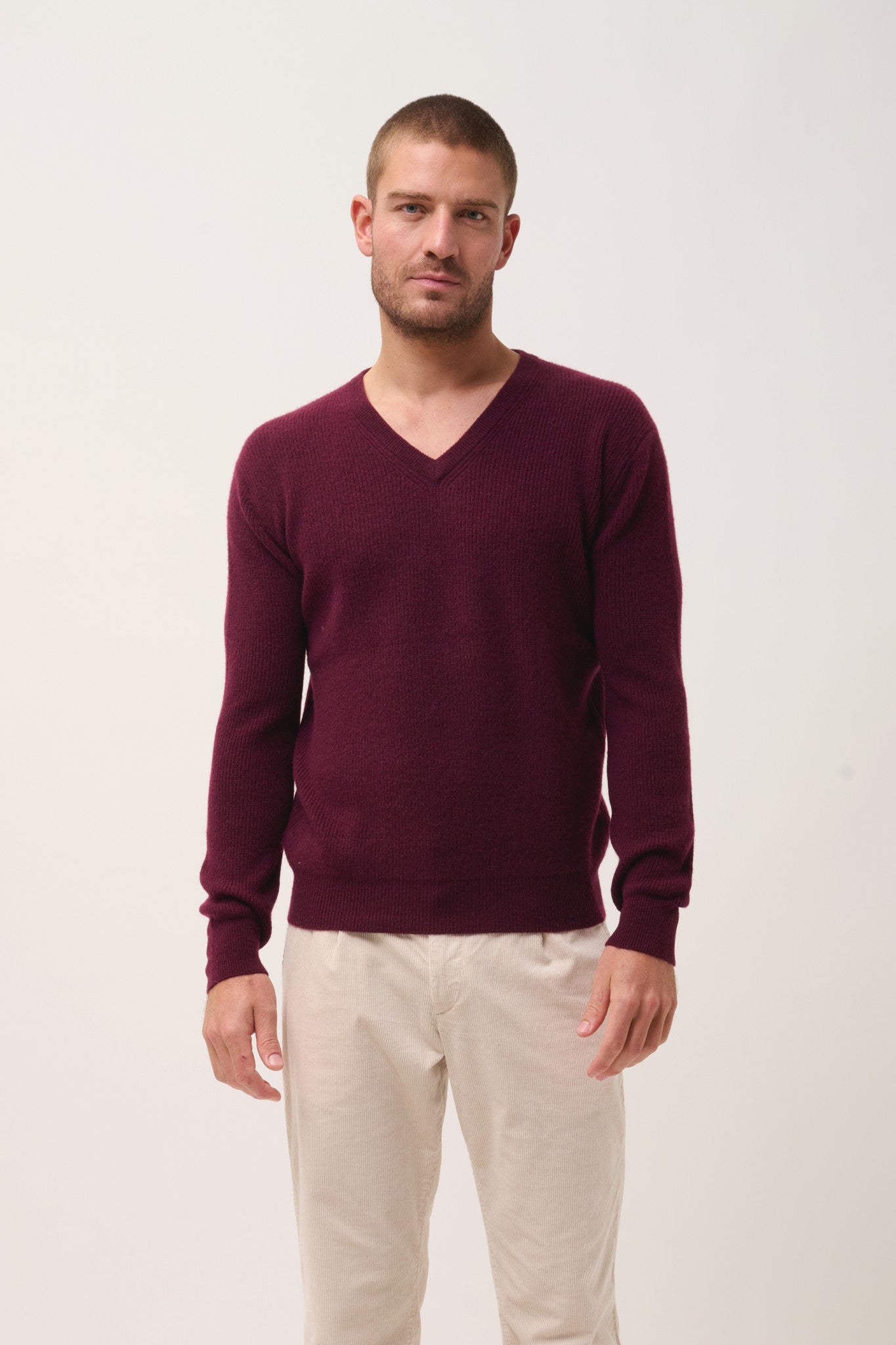 mevron pull col v mûre 100% cachemire