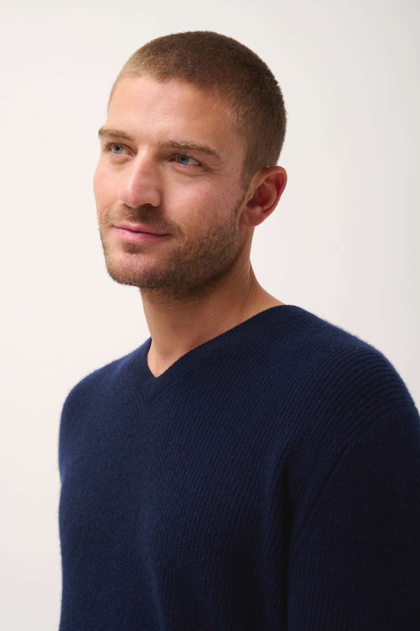 mevron pull col v navy 100% cachemire