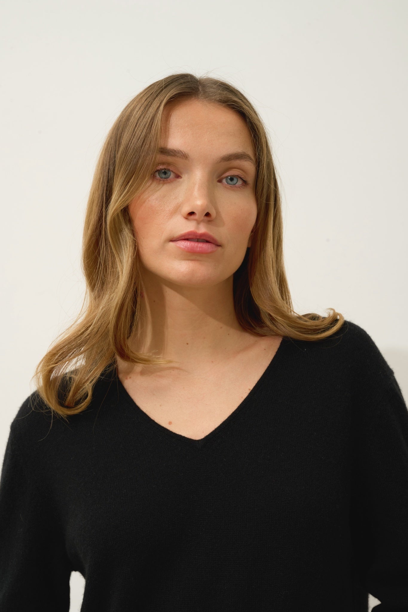 MILEYA black V-neck dress