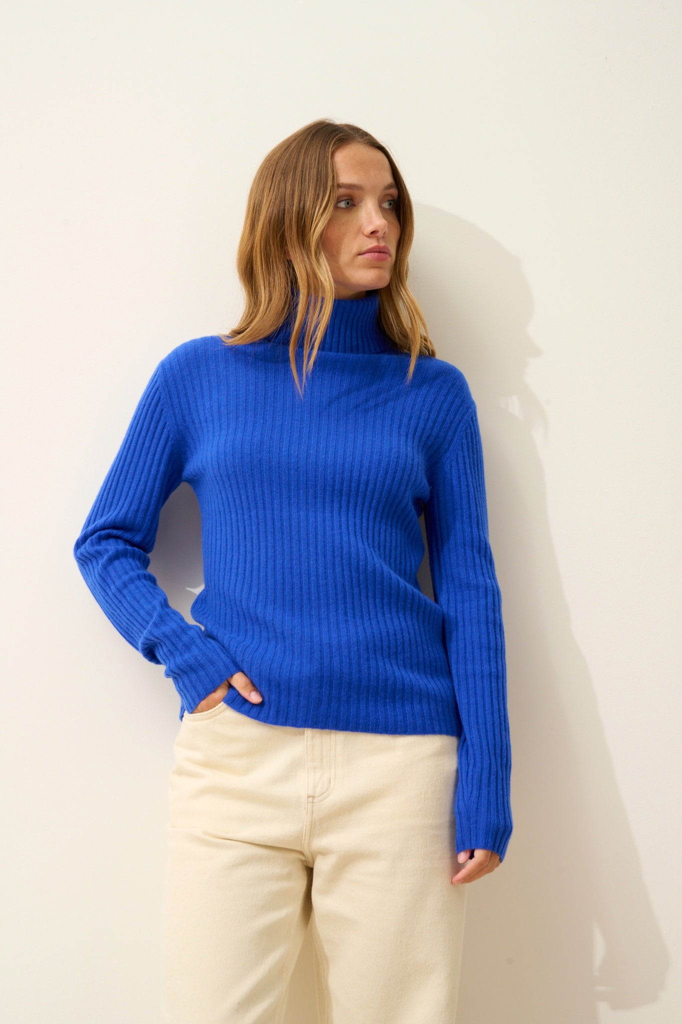 MIRAYA pull col roulé bleu persan