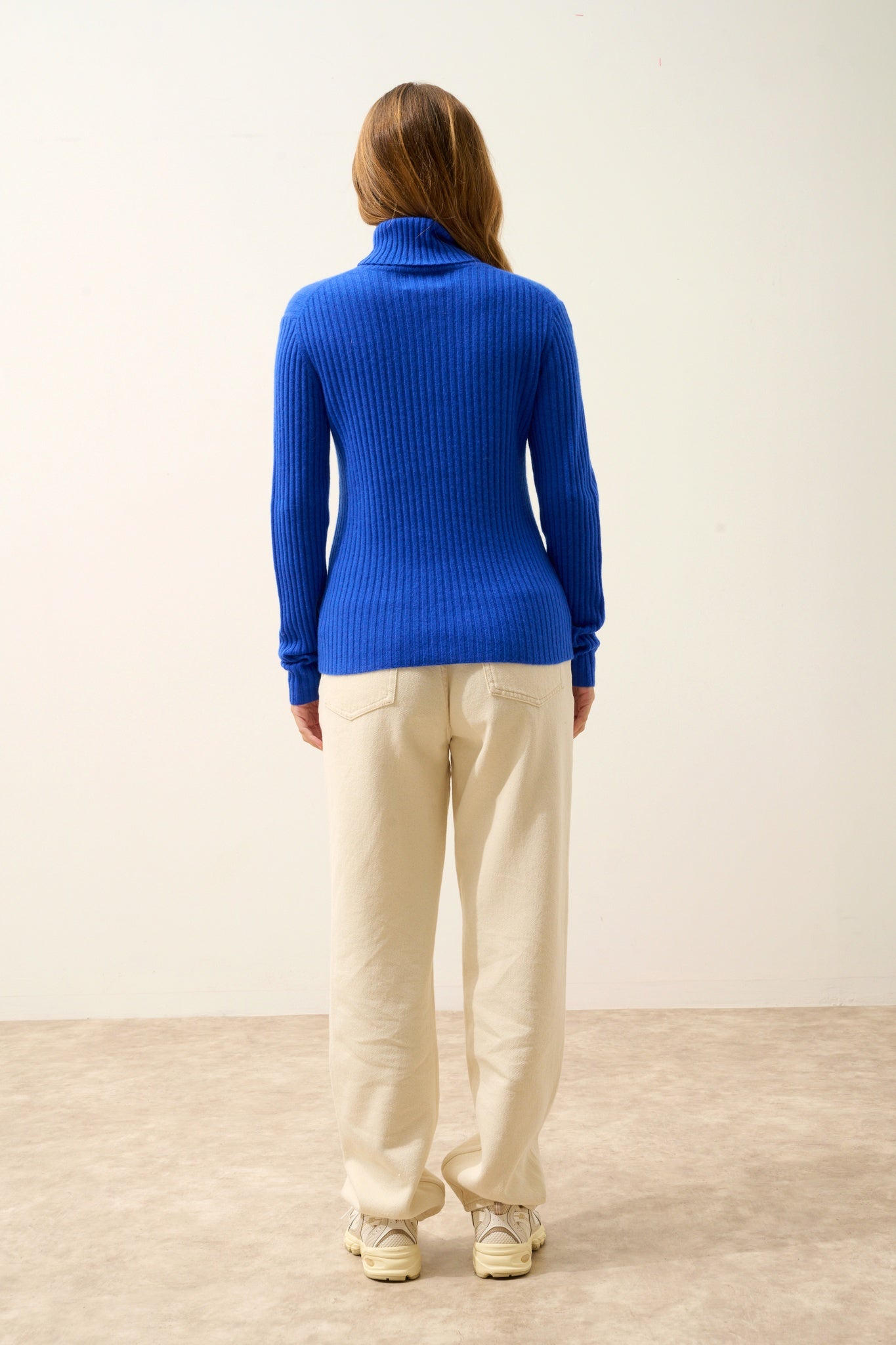 MIRAYA pull col roulé bleu persan