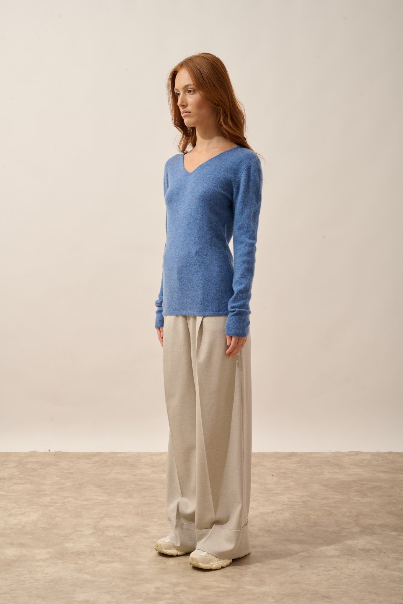 MIRELLA pull col v devant et dos bleu denim