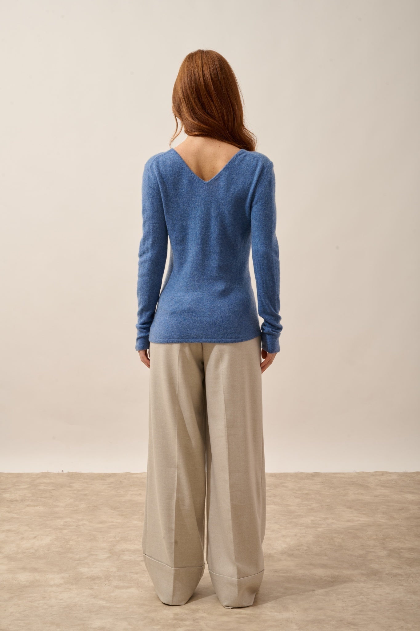 MIRELLA pull col v devant et dos bleu denim