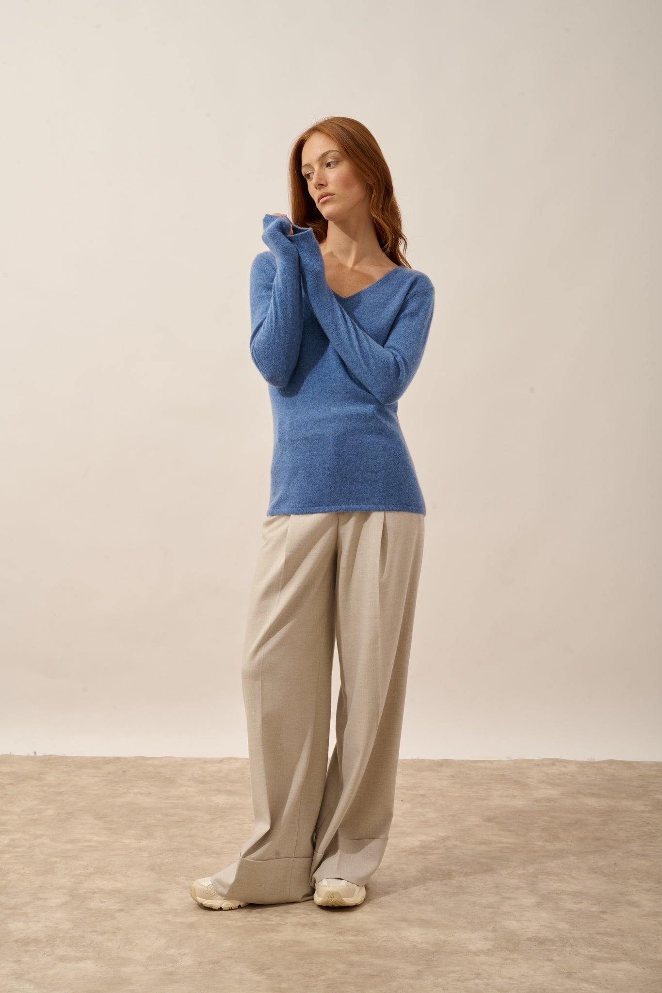 MIRELLA pull col v devant et dos bleu denim