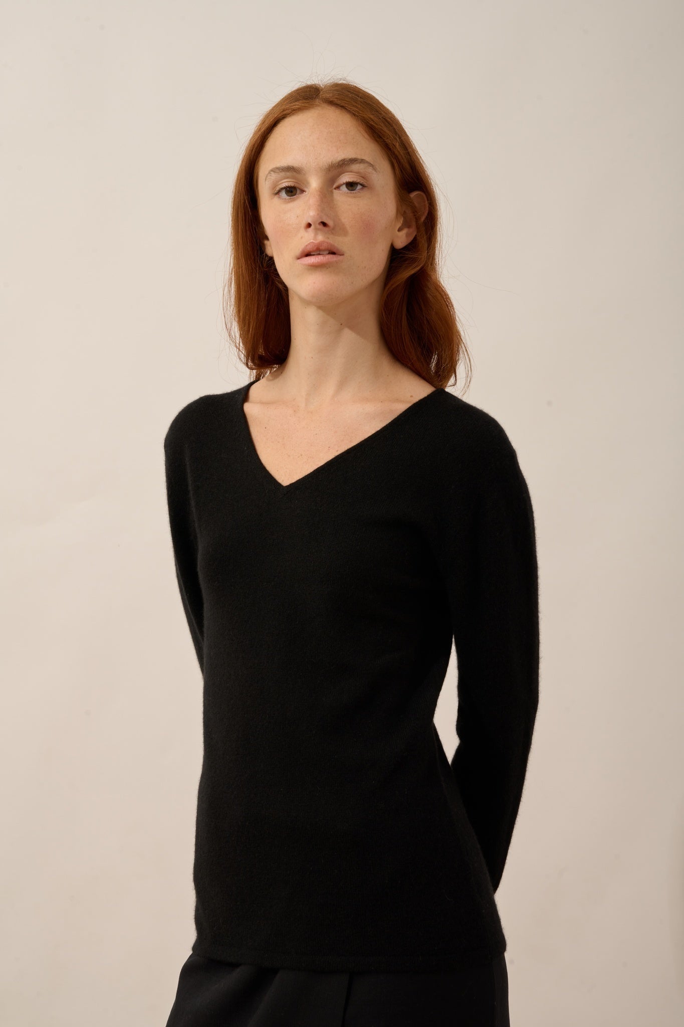 MIRELLA pull col v devant et dos noir