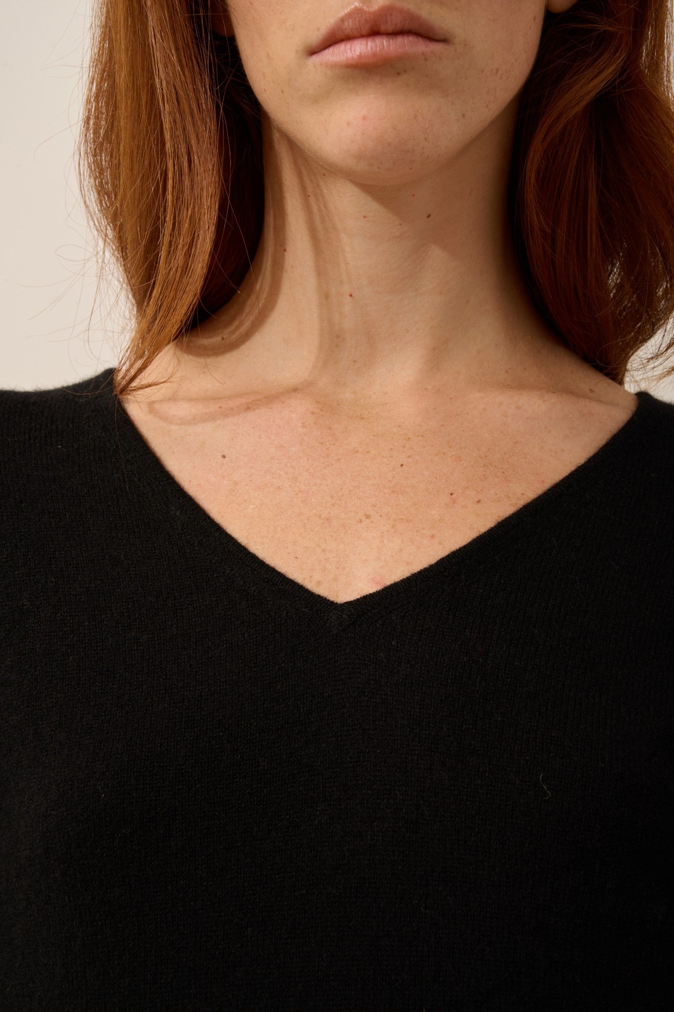 mirella pull col v devant et dos noir