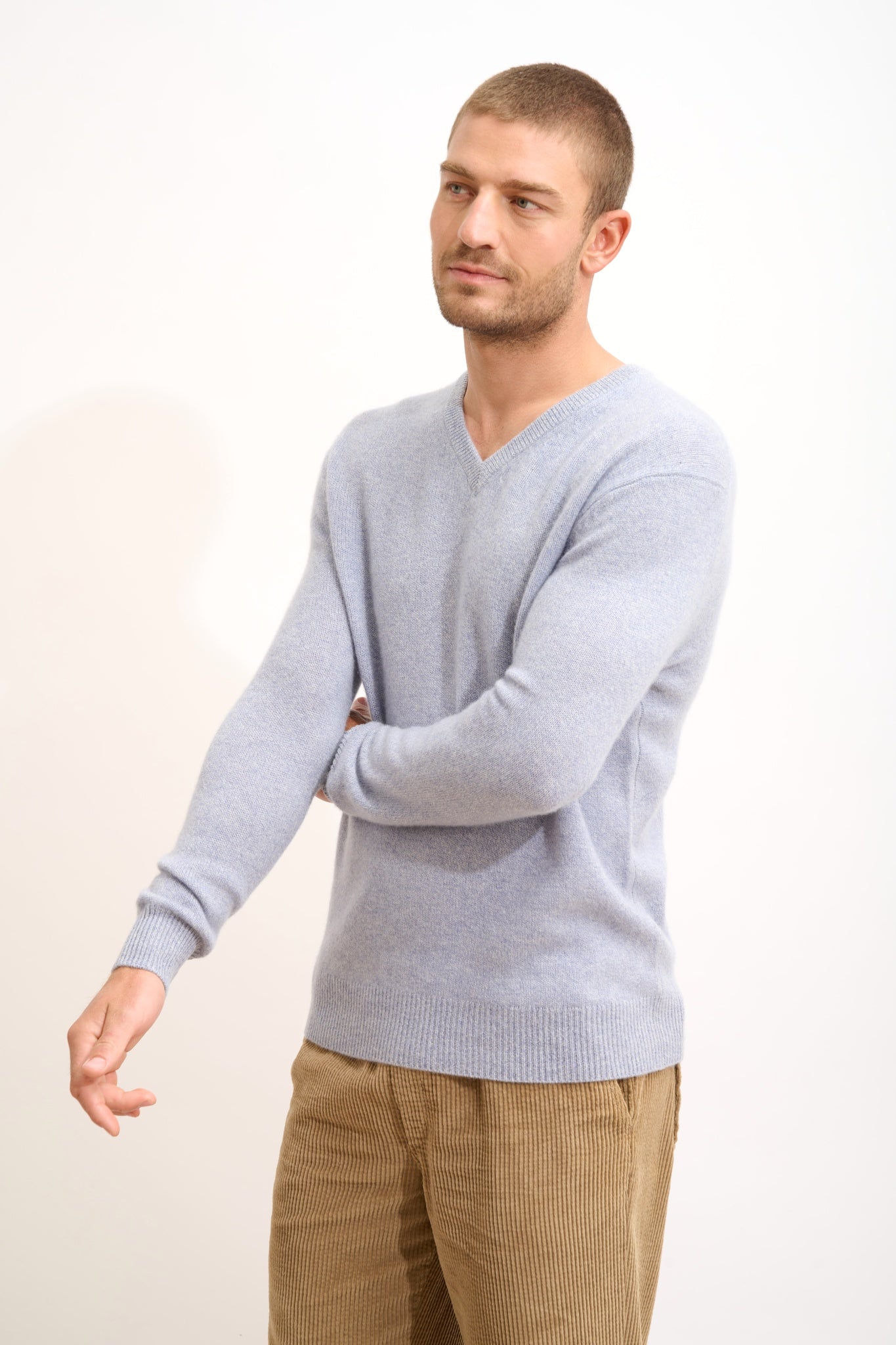 NATHAN 4-ply V-neck sweater in ivory blue