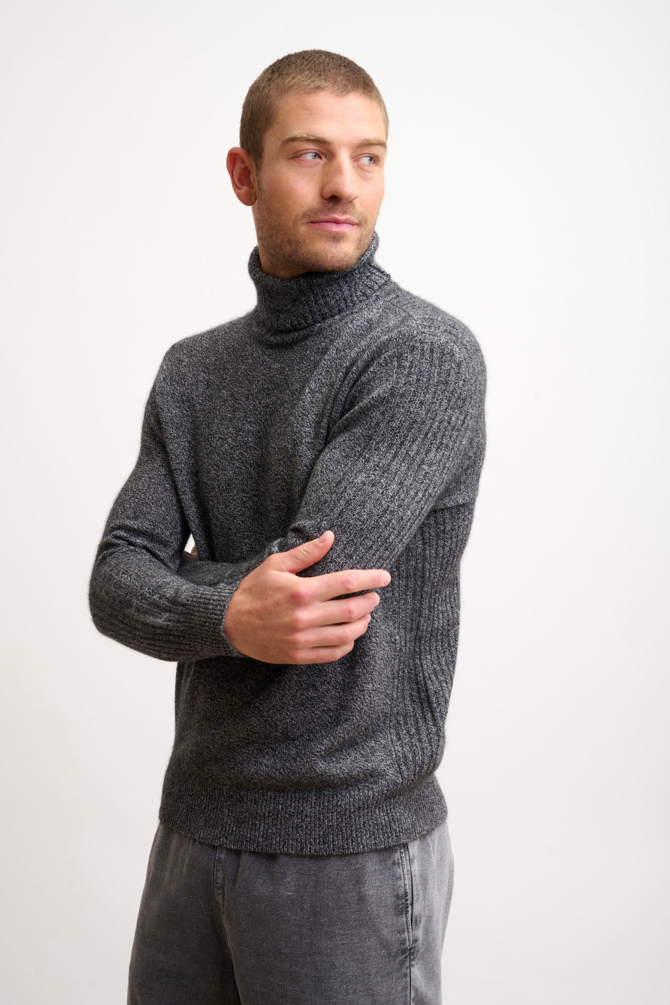 noi pull col roulé noir/blanc