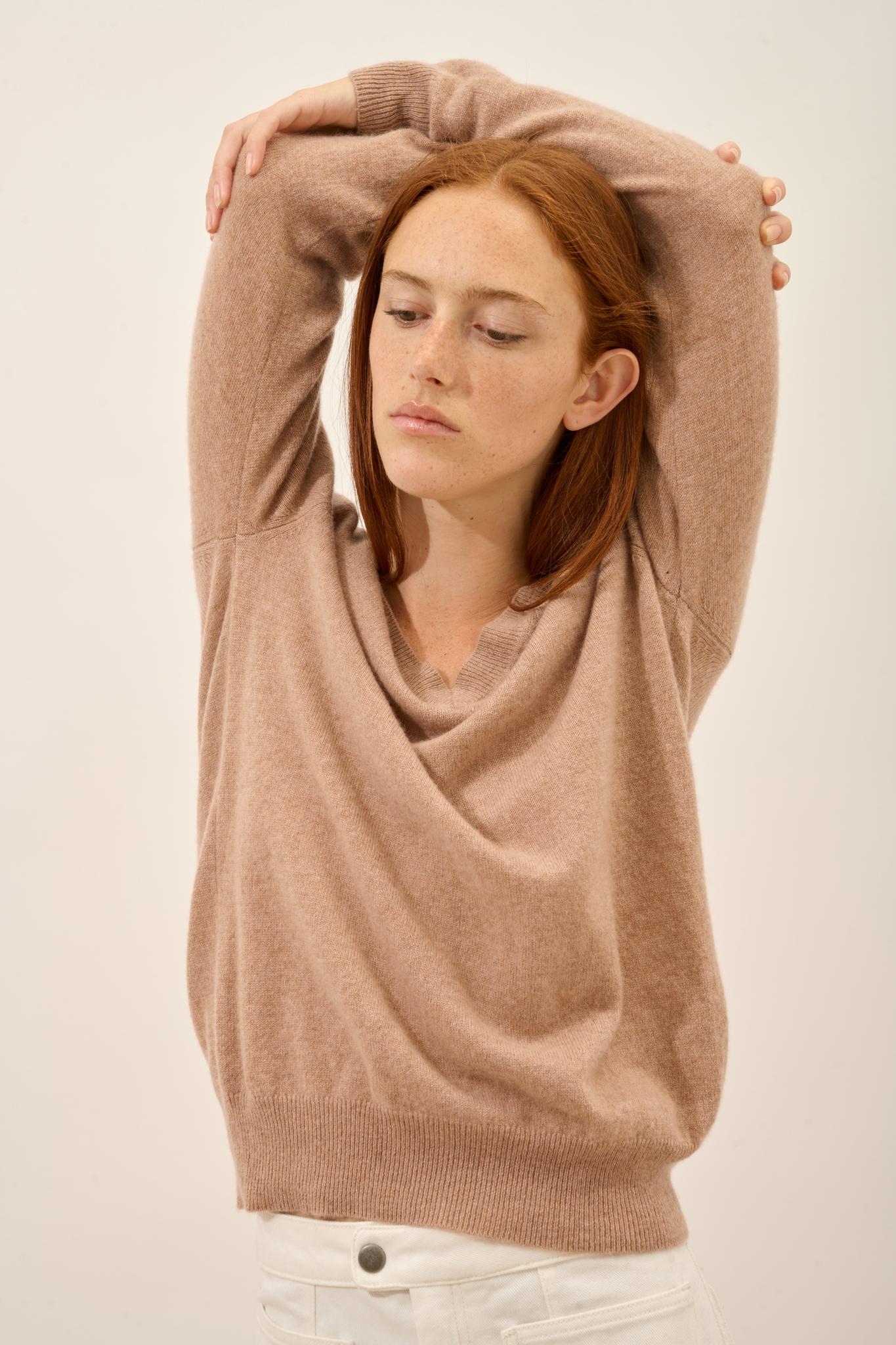 NORA pull col v camel chiné