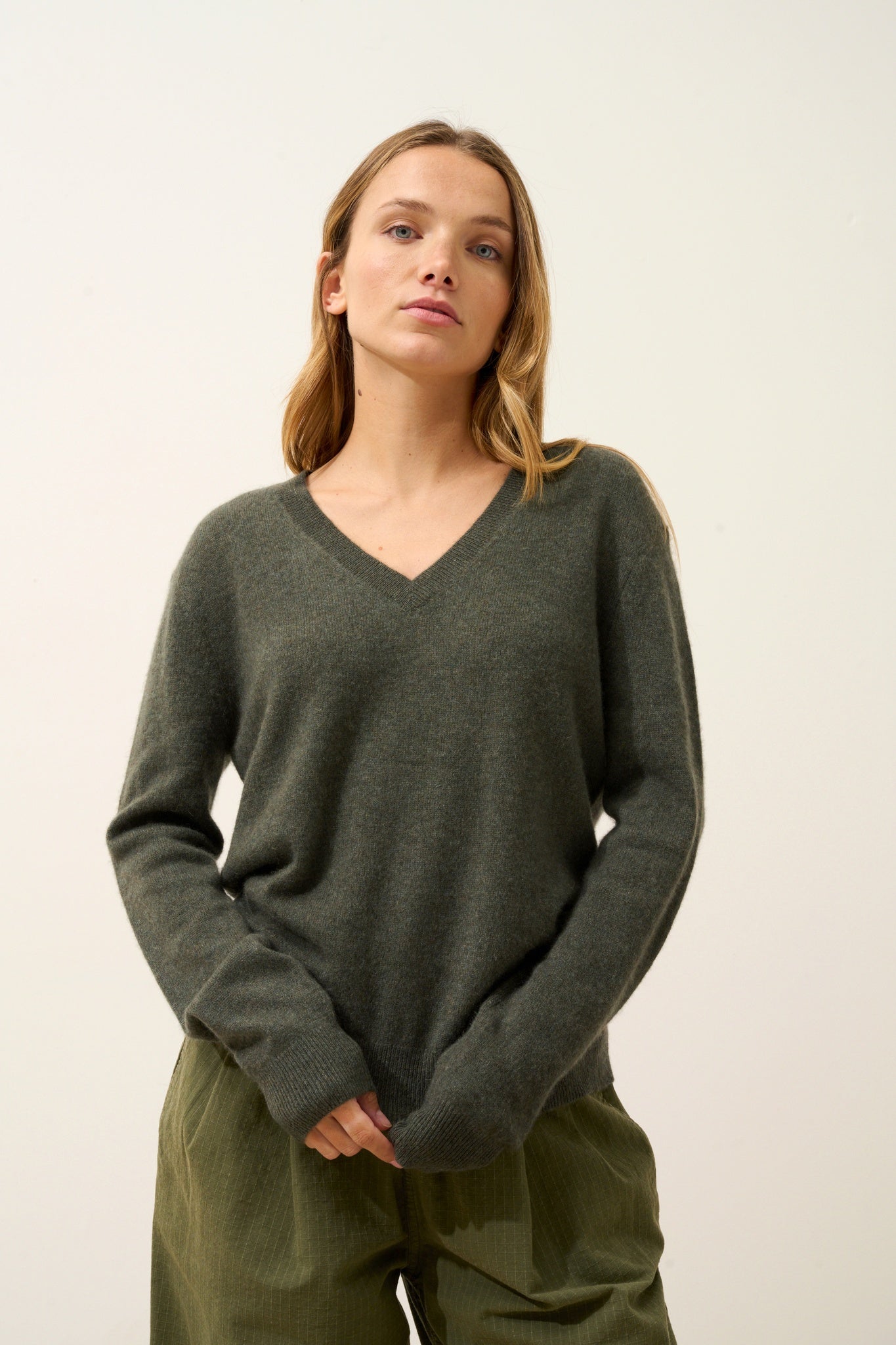 NORA pull col v kaki chiné