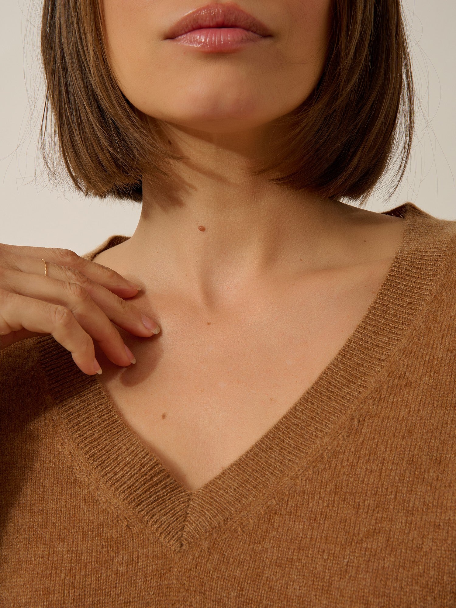 nora pull col v noisette