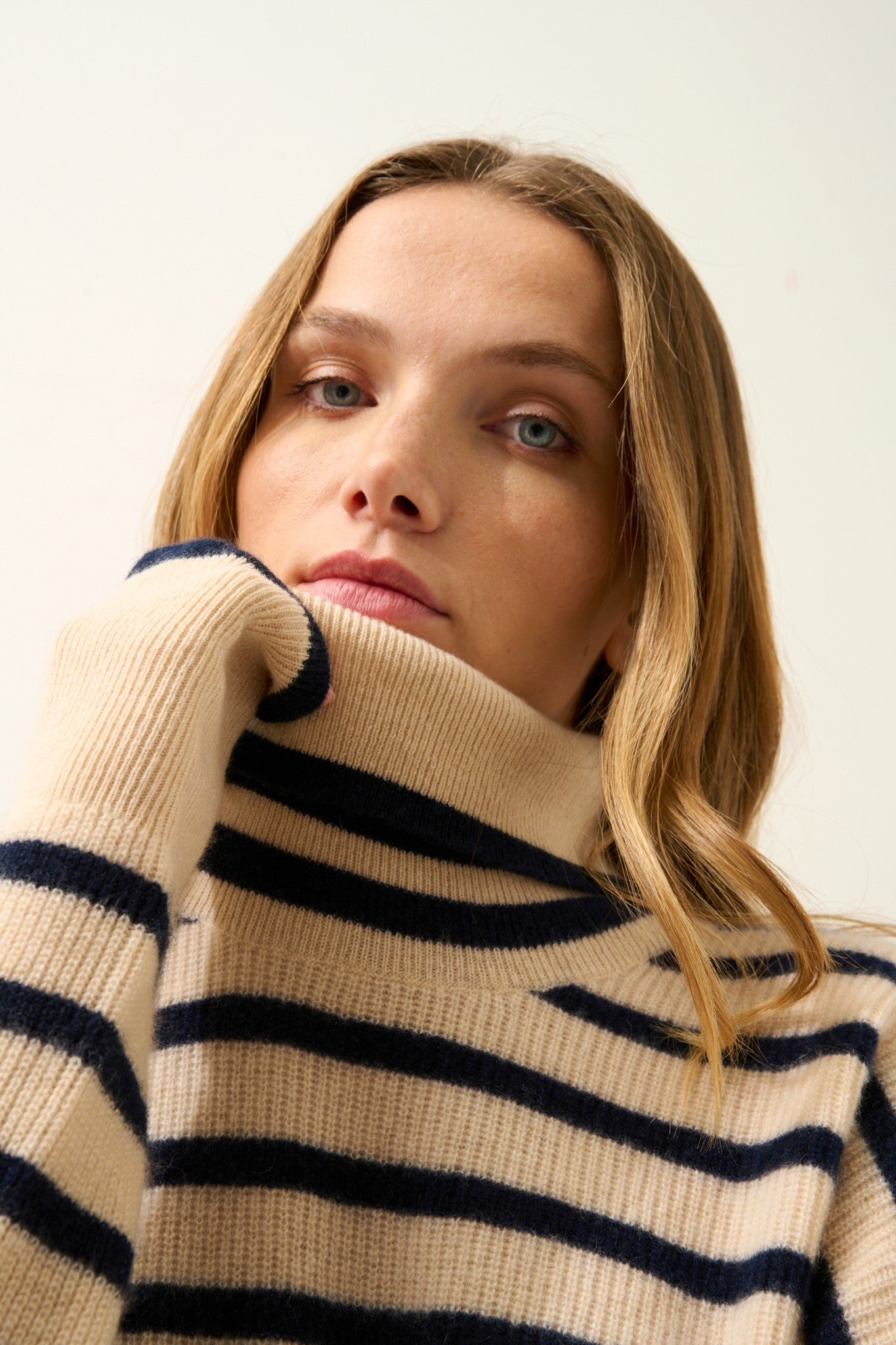 orélis pull col roulé bi-color navy/sable 100% cachemire