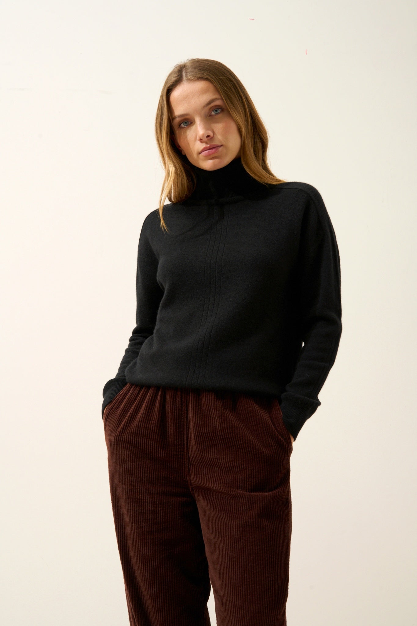 ORIANNE pull col roulé noir