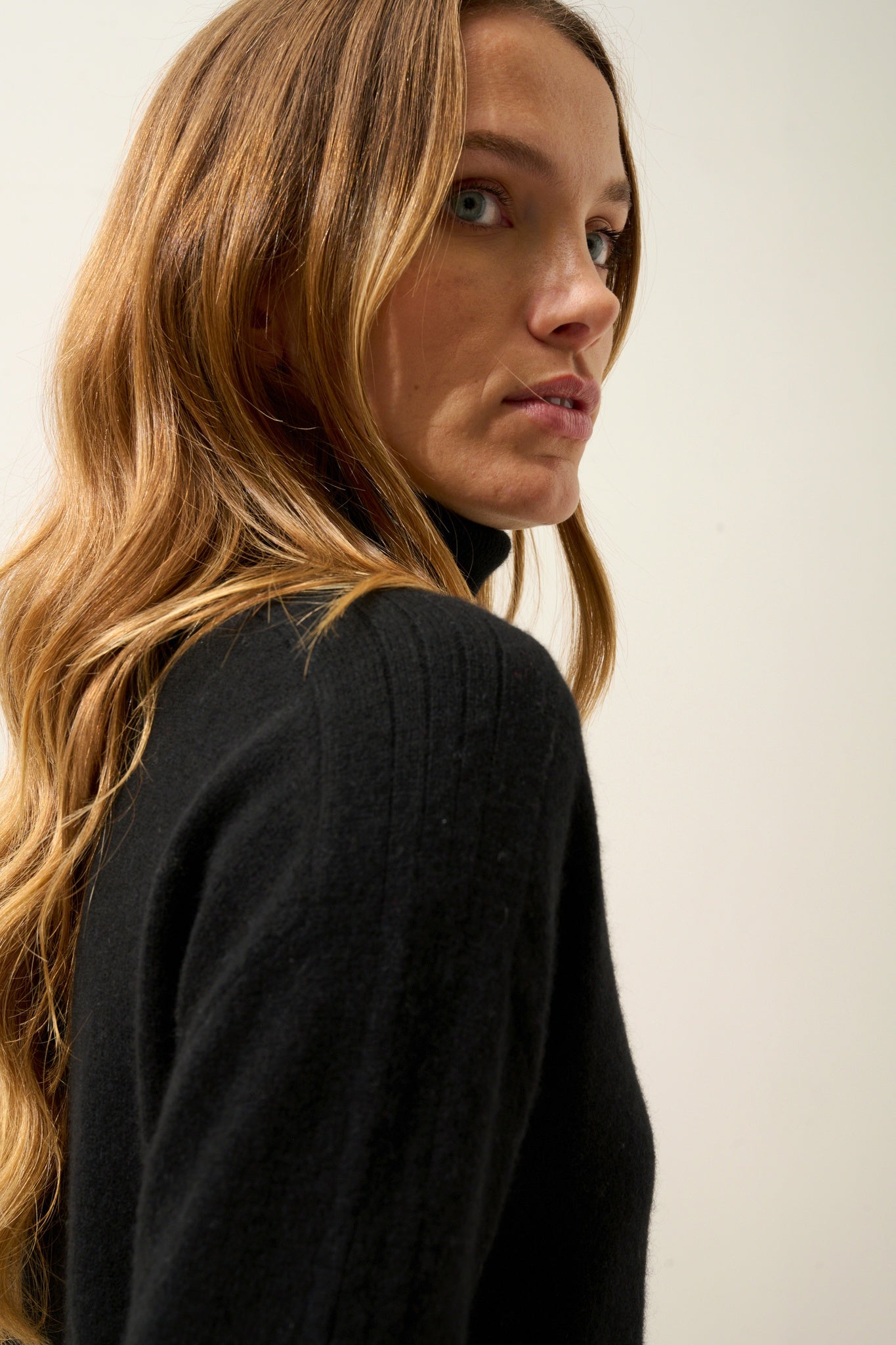 ORIANNE pull col roulé noir