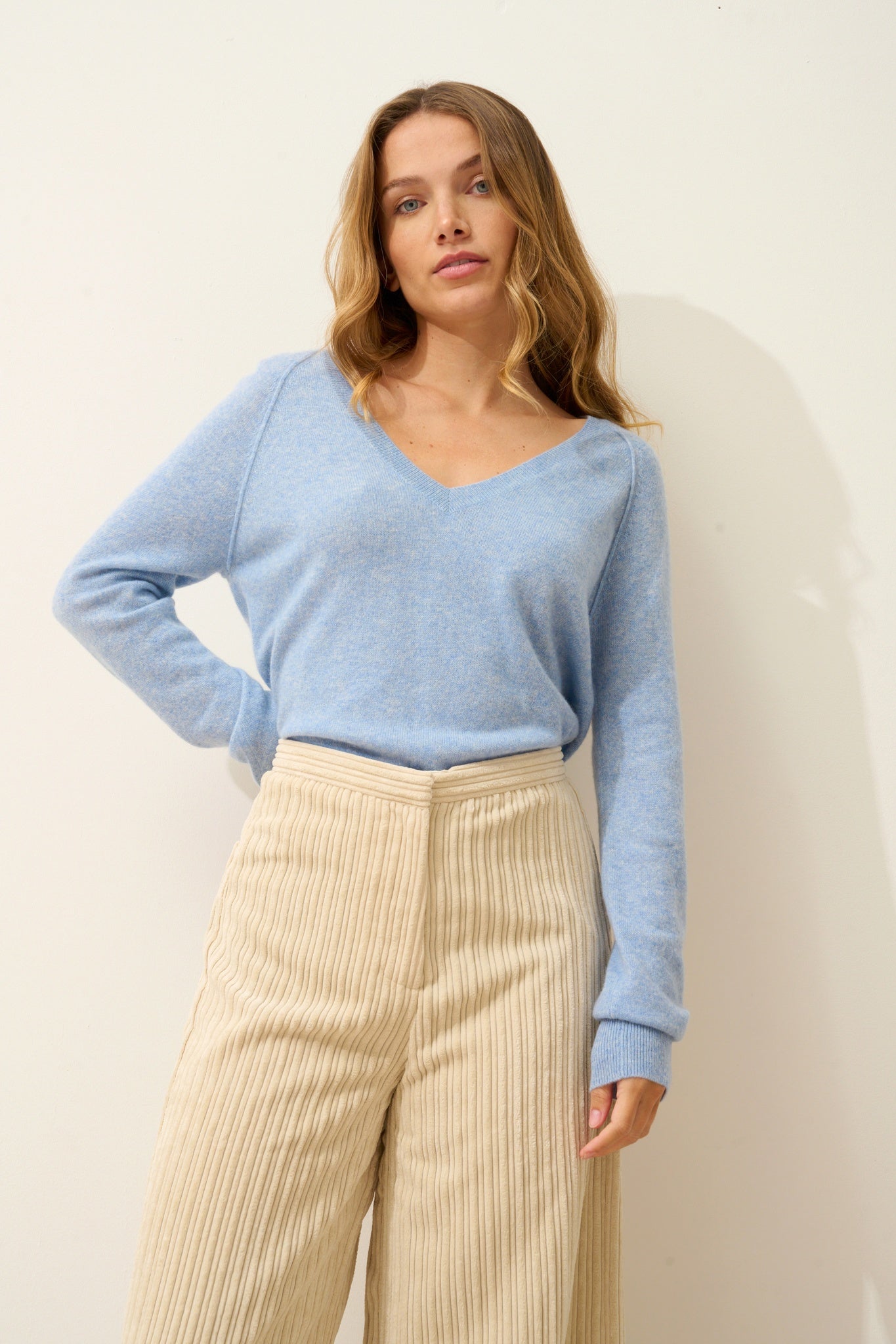 PHOEBE pull col v bleu ciel chiné