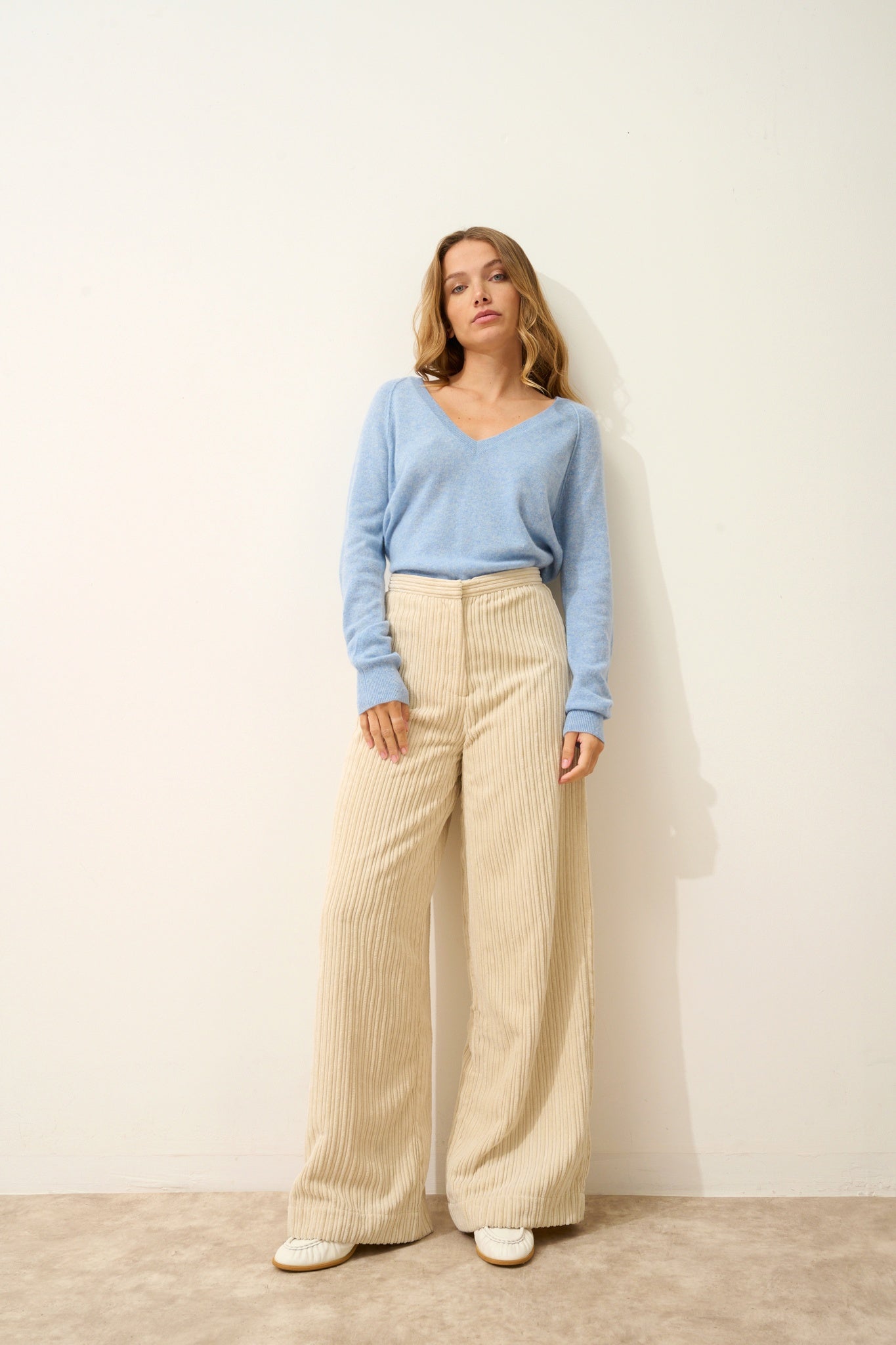 PHOEBE pull col v bleu ciel chiné