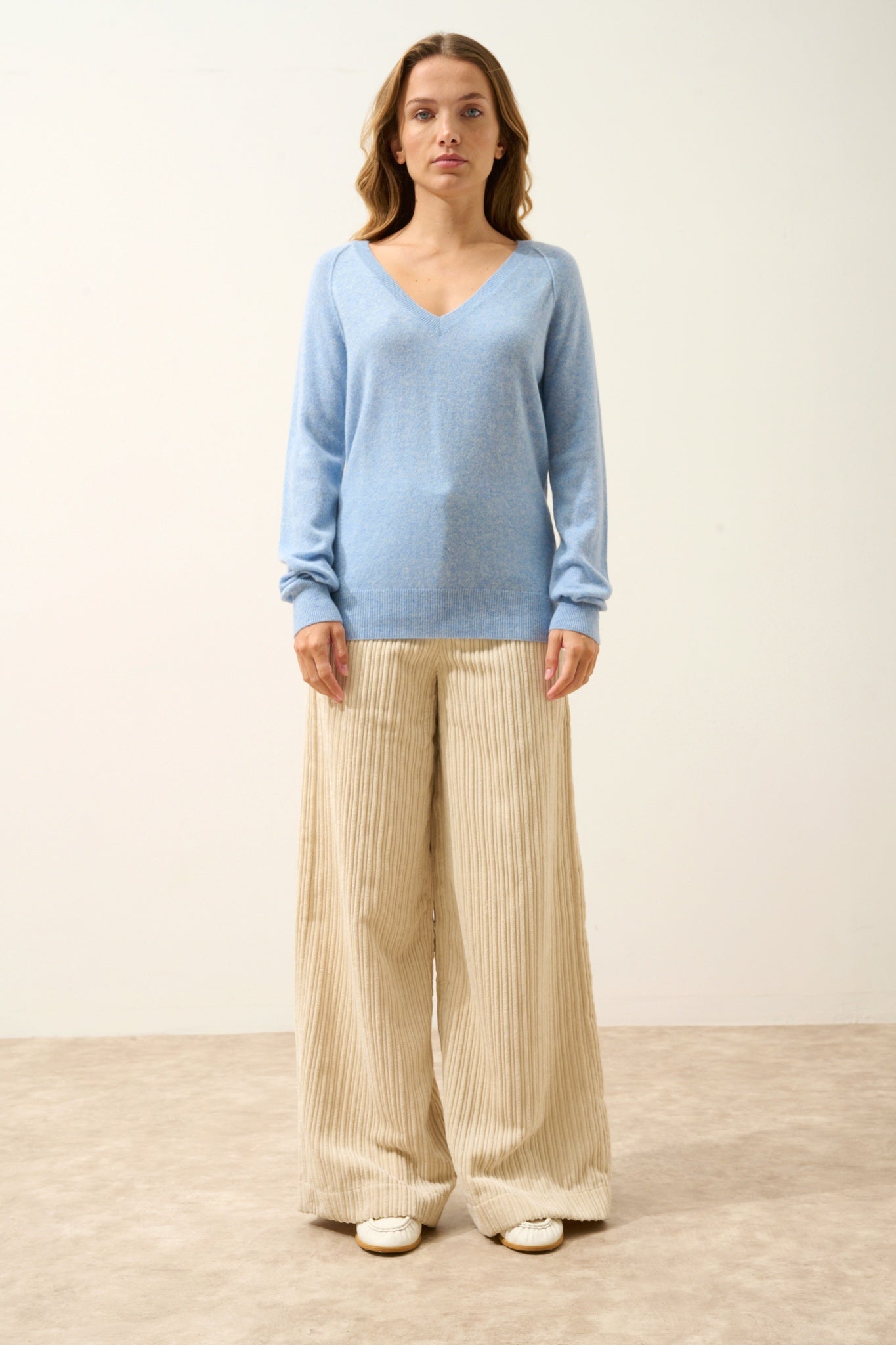 PHOEBE pull col v bleu ciel chiné