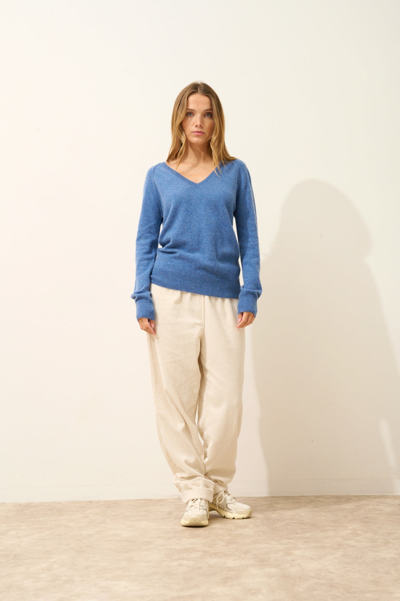 PHOEBE pull col v bleu denim