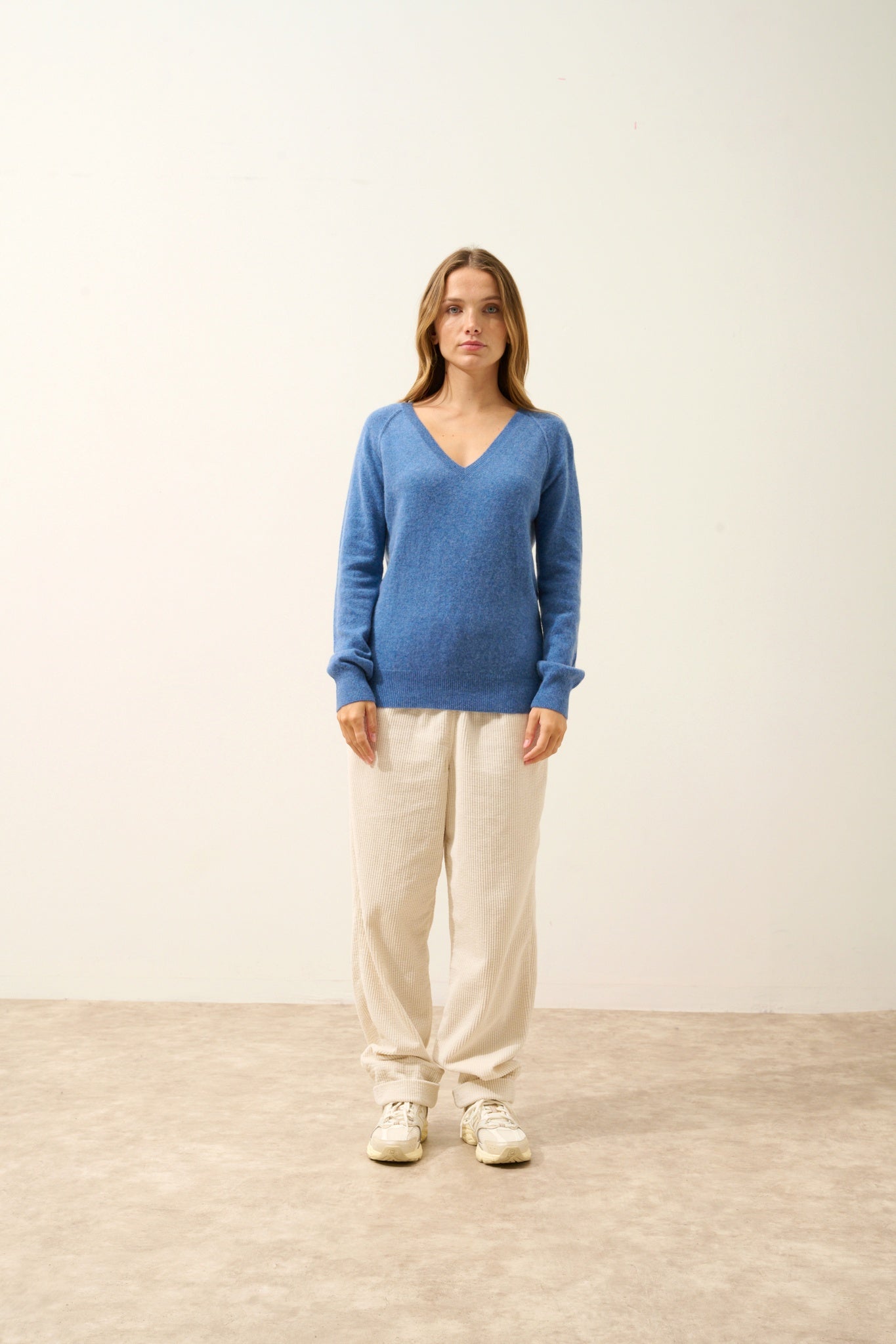 PHOEBE pull col v bleu denim