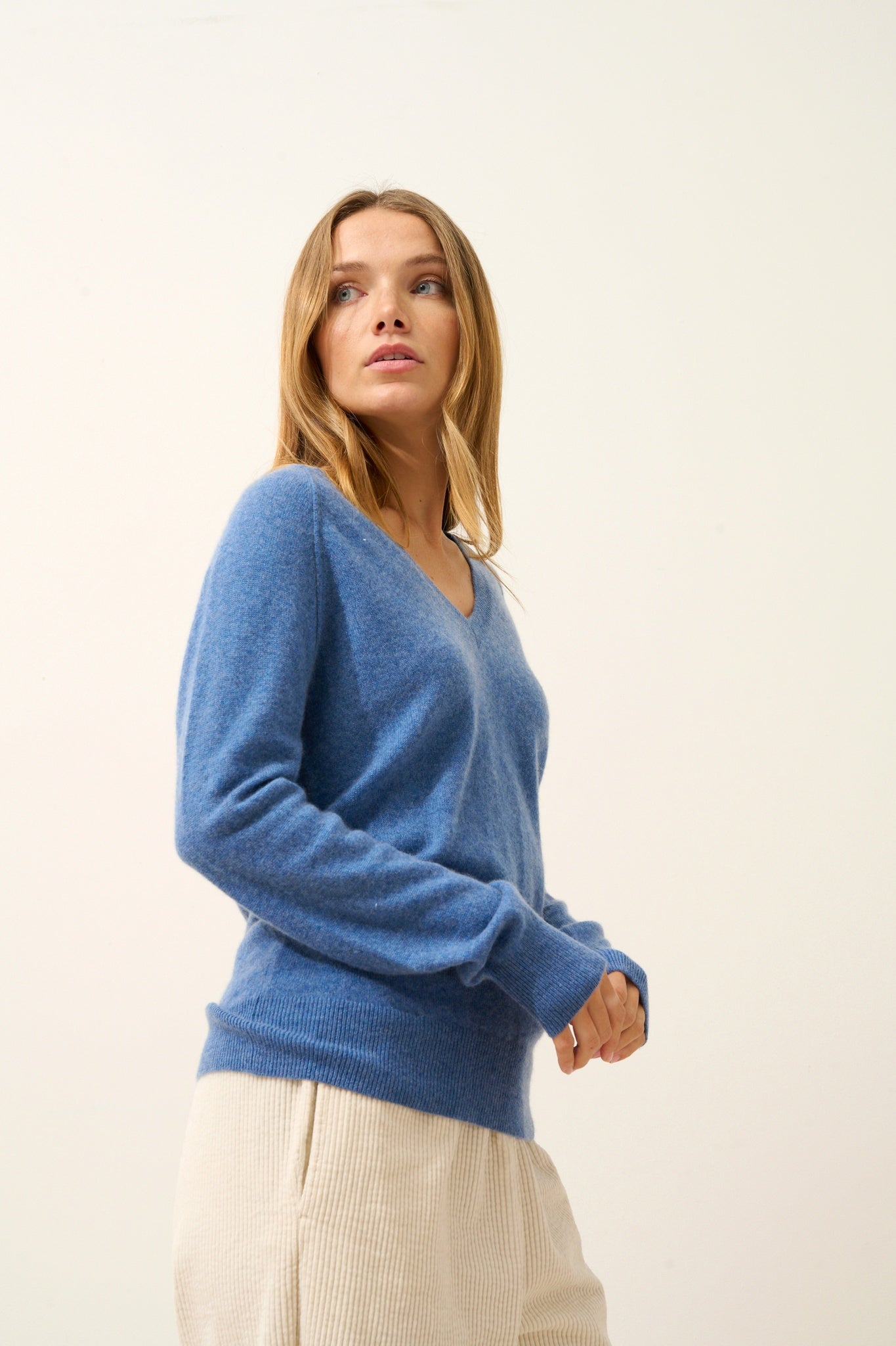 PHOEBE pull col v bleu denim